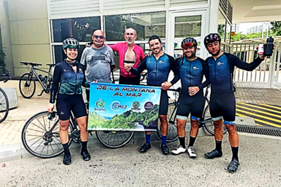 Equipo que viajó desde Bogotá a Santa Marta en bicicleta, de izquierda a derecha: Alejandra Silva, John Freddy Roa, Humberto Mesa, Sebastián Galindo, Pablo Santiago Mesa y Juan Esteban Mesa.
