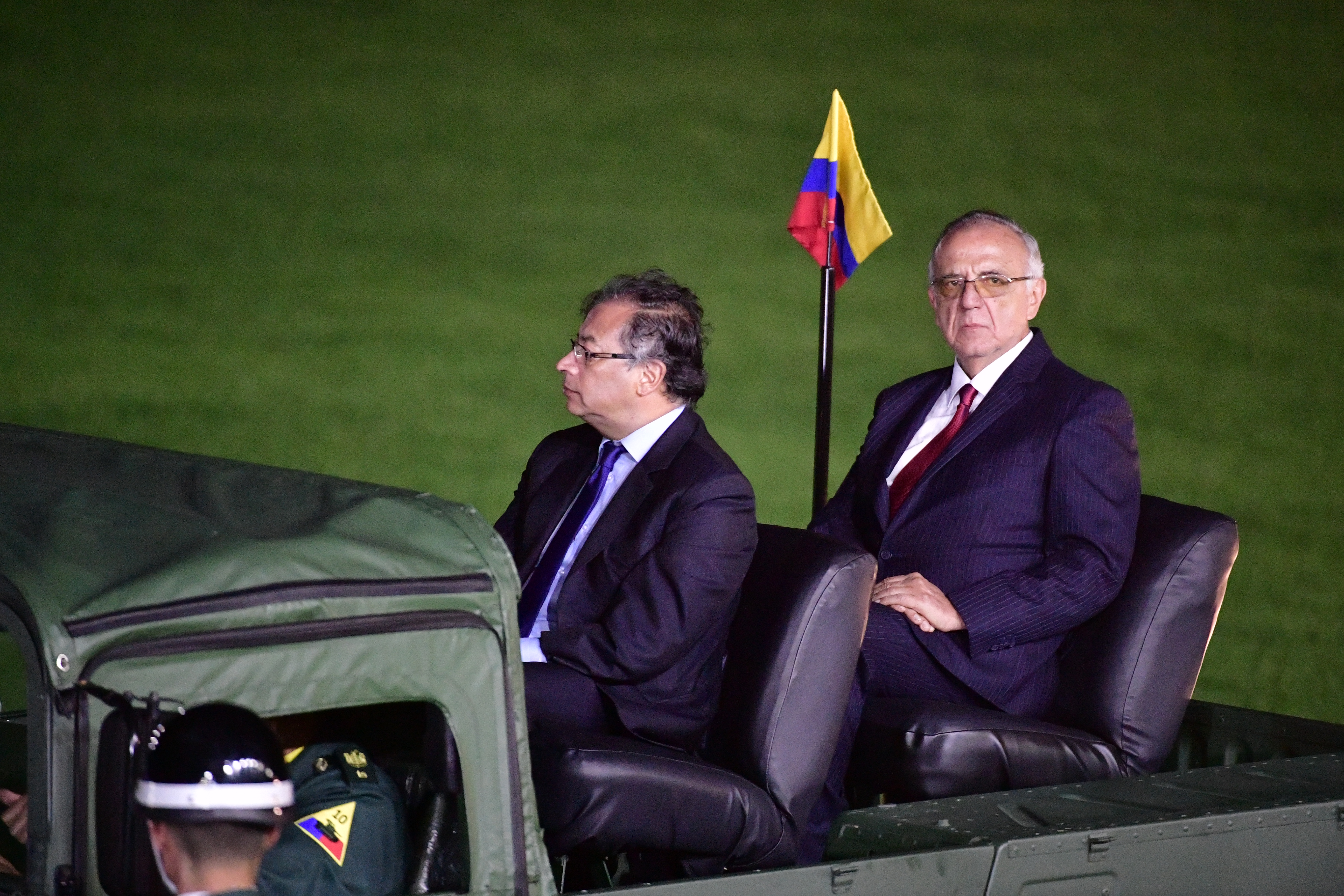Presidente de Colombia e Iván Velásquez, Ministro de Defensa, durante la ceremonia de presentación y reconocimiento de tropas y de la nueva cúpula militar,, realizada en la Escuela Militar de Cadetes General José María Córdova (izq-der).
