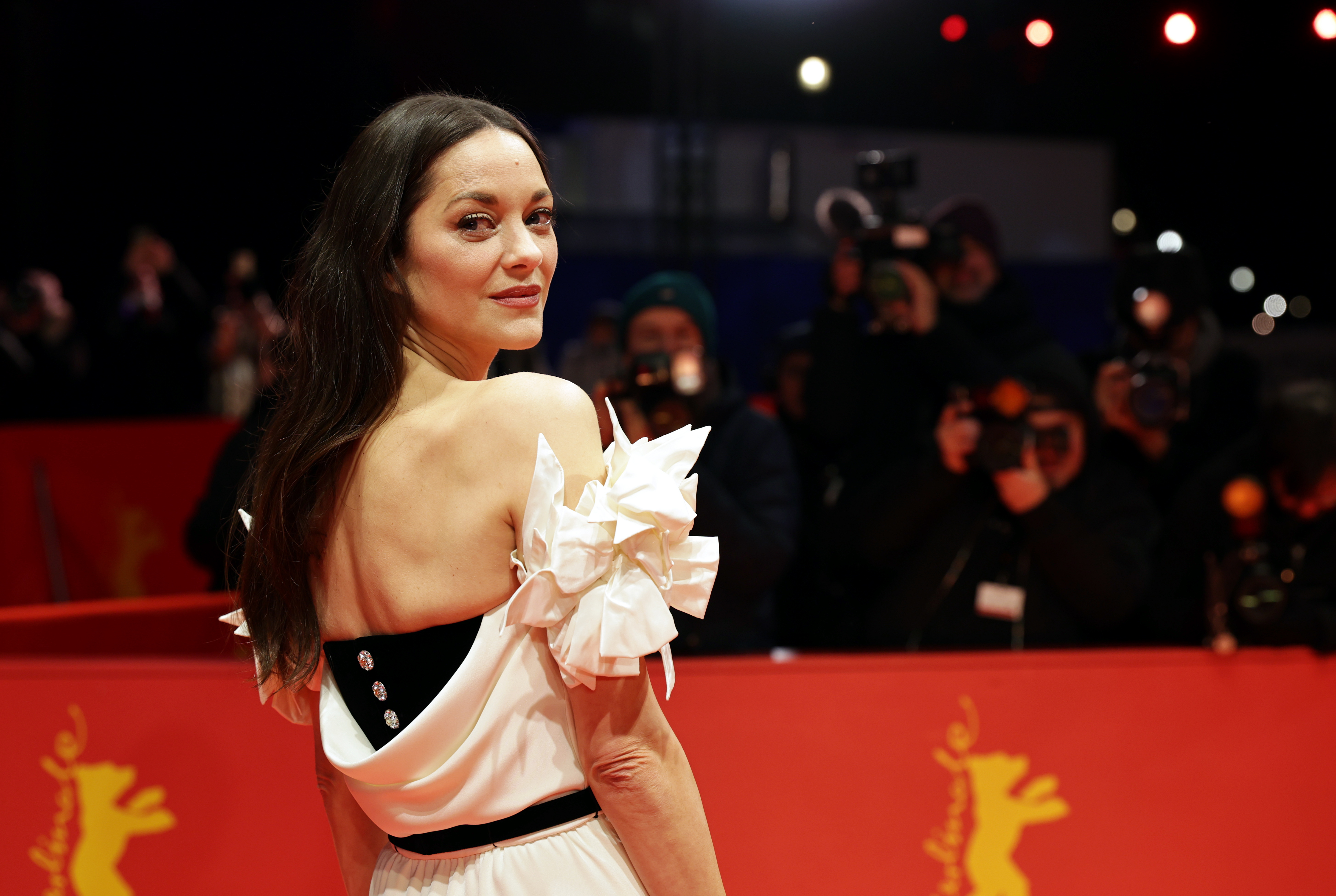 BERLIN (Germany), 16/02/2025.- Actor Marion Cotillard arrives for the screening of 'La Tour De Glace (The Ice Tower)' during the 75th Berlin International Film Festival, in Berlin, Germany, 16 February 2025. The Berlinale runs from 13 to 23 February 2025. (Cine, Alemania) EFE/EPA/CHRISTOPHER NEUNDORF