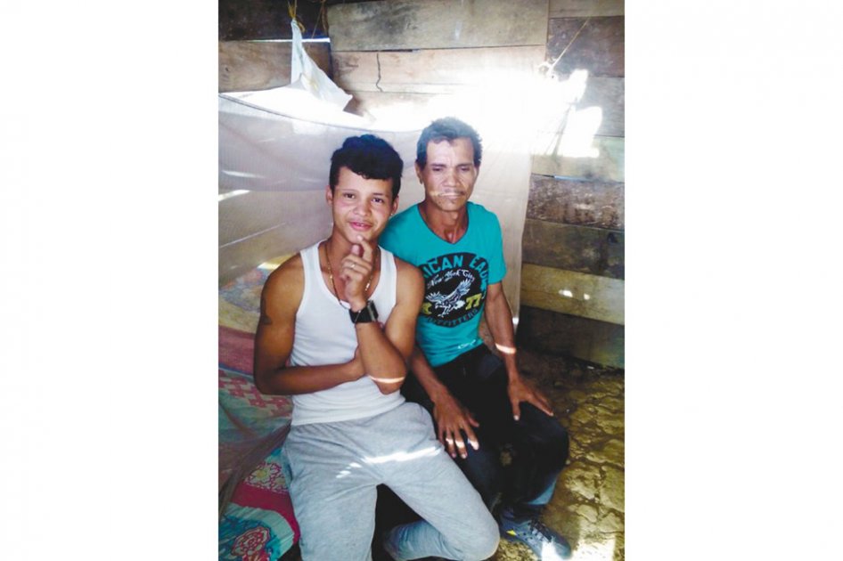 Luis Felipe Vertel Urango tiene 51 años. En la imagen aparece junto a su hijo Jáder. / Archivo particular