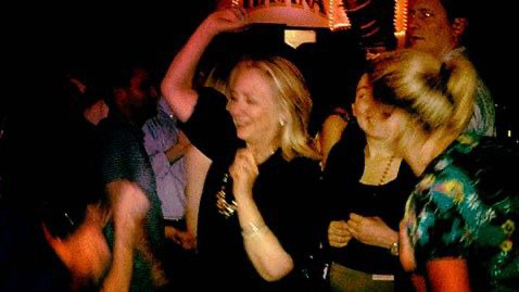 Foto de Hillary Clinton, bailando en Cartagena, durante una visita como secretaria de Estado en 2012.