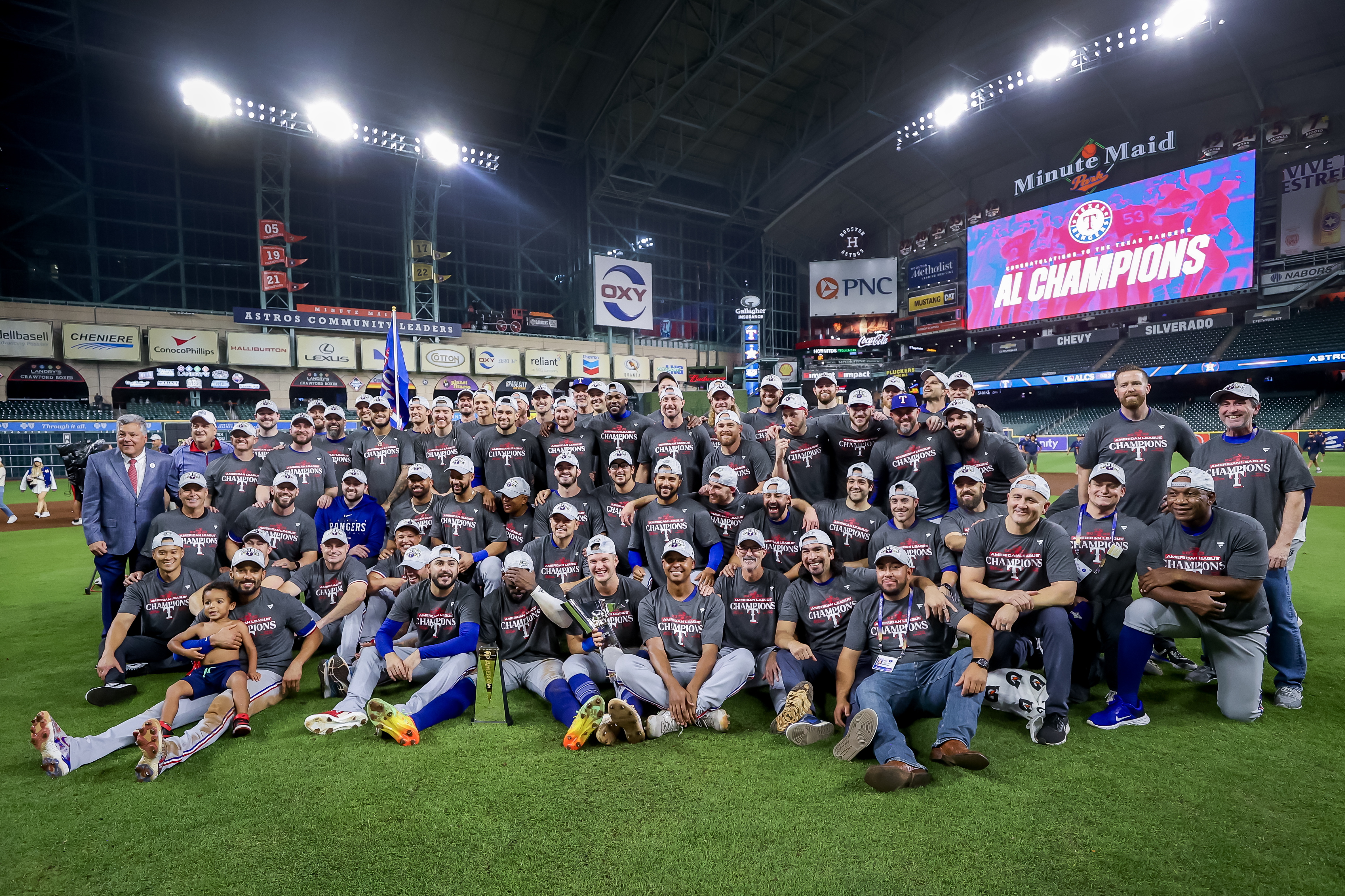 Houston (United States), 23/10/2023.- Members of the Texas Rangers pose with the trophy after defeating the Houston Astros during game seven of the Major League Baseball (MLB) American League Championship Series playoffs between the Texas Rangers and the Houston Astros at Minute Maid Park in Houston, Texas, USA, 23 October 2023. The best-of-seven series is tied at three games each. (Liga de Campeones) EFE/EPA/ADAM DAVIS