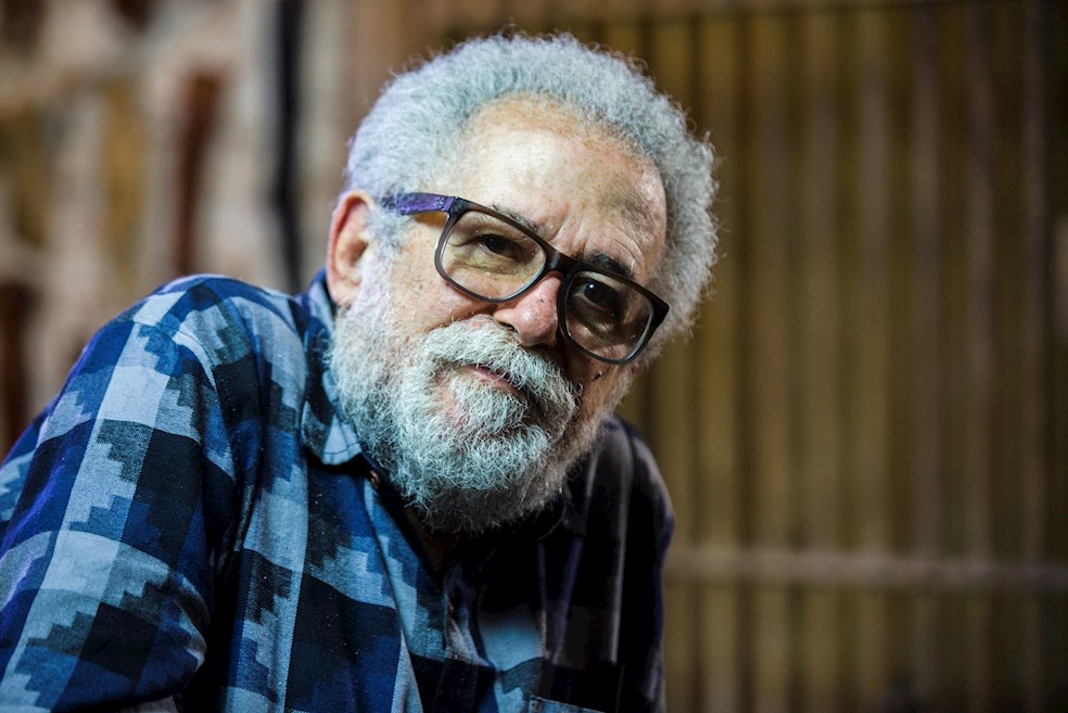 El compositor brasileño José Carlos Capinan cumple este viernes 80 años convertido en uno de los poetas más combativos de tropicalismo, movimiento que ayudó a encumbrar al poner letra a éxitos como "Soy loco por ti, América", canción ya interpretada por Caetano Veloso, Gilberto Gil y Celia Cruz y que esconde un homenaje al Che Guevara.