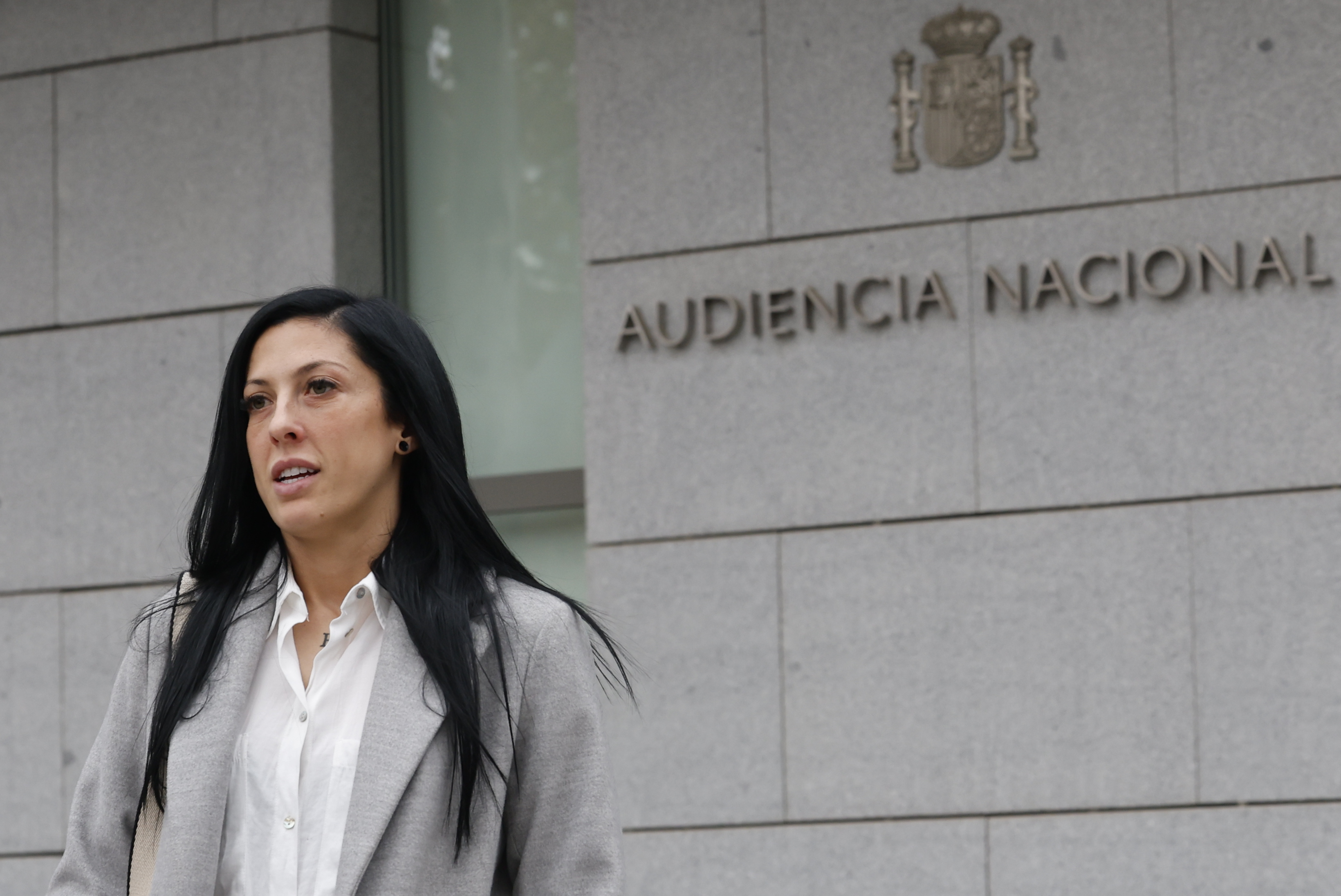 MADRID, 02/01/2024.- La jugadora de la selección Jenni Hermoso a su salida de la Audiencia Nacional este martes tras declarar ante el juez Francisco de Jorge, que investiga al expresidente de la Federación española de Fútbol Luis Rubiales por el beso no consentido que le dio en Sídney tras la final del Mundial. EFE/ Mariscal