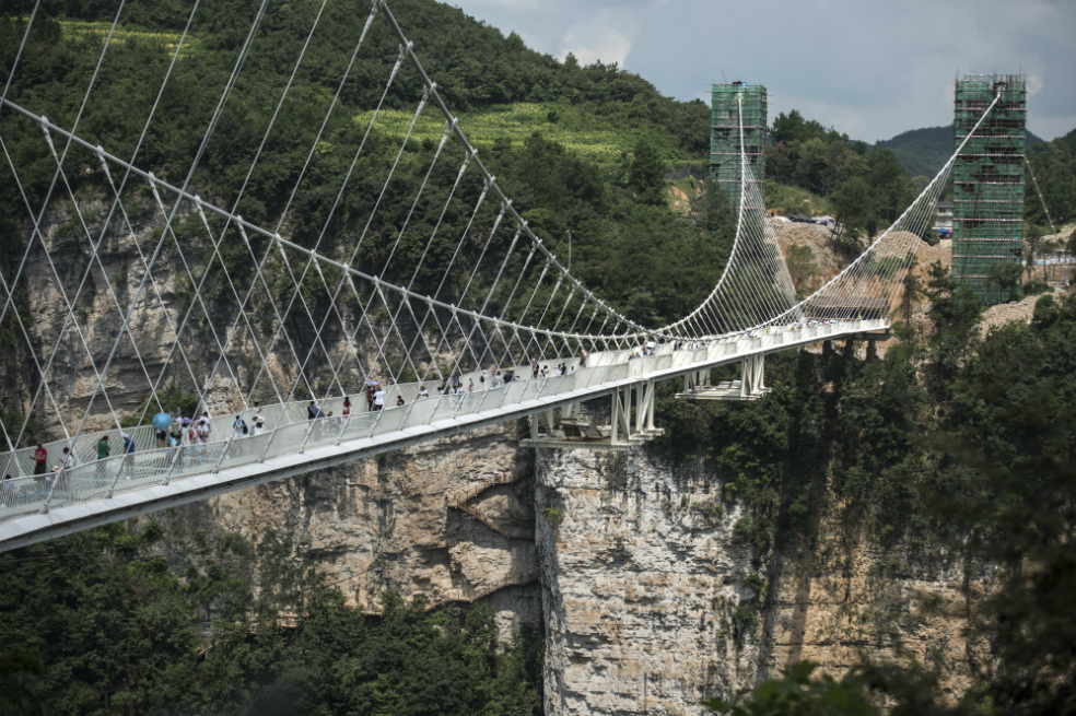 Así luce el puente de cristal más largo y alto del mundo
