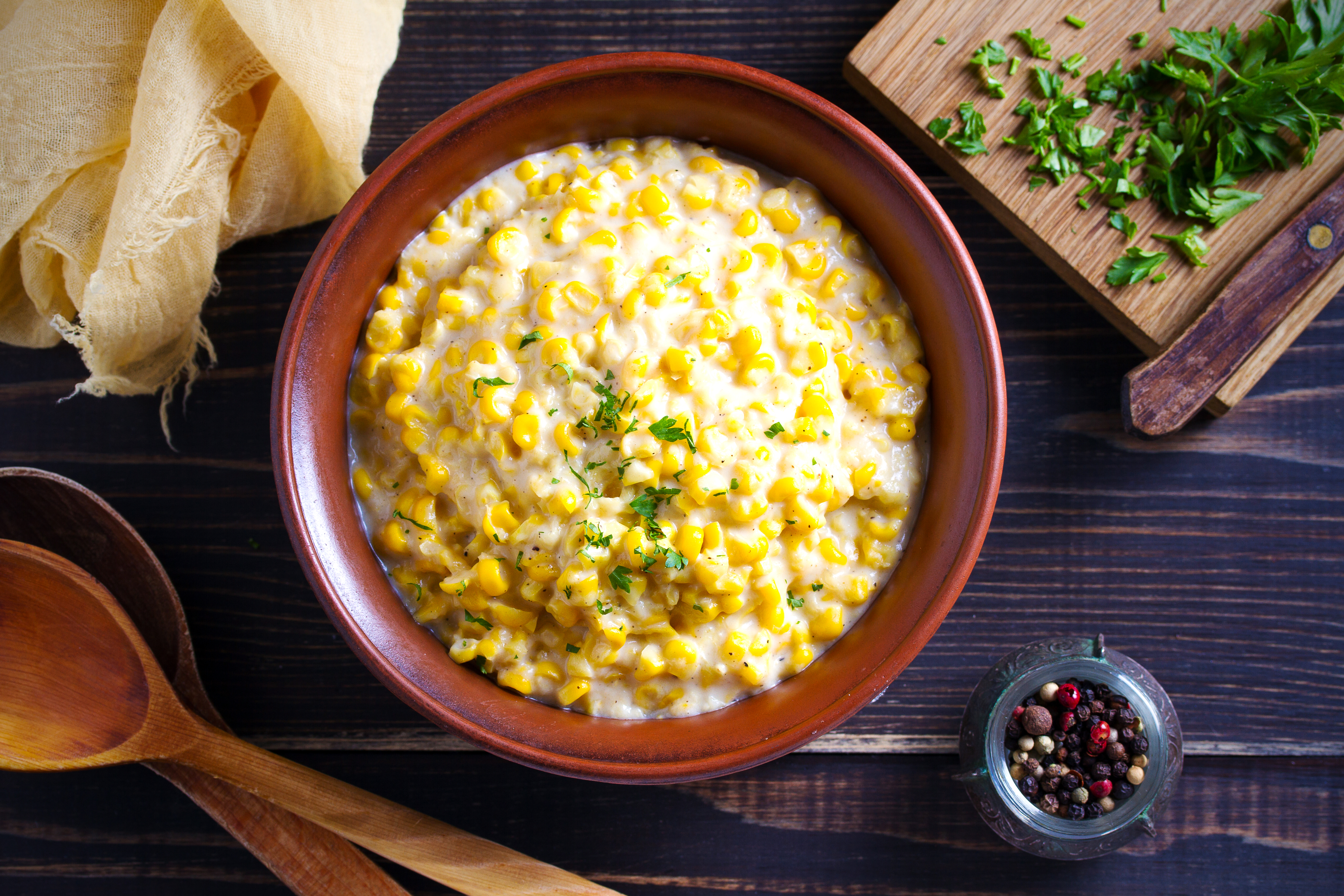 “Dip” de maíz y tocineta con queso gratinado