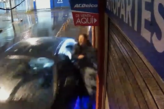 Conductor, al parecer ebrio, casi arrolla a tres personas: de milagro se salvaron
