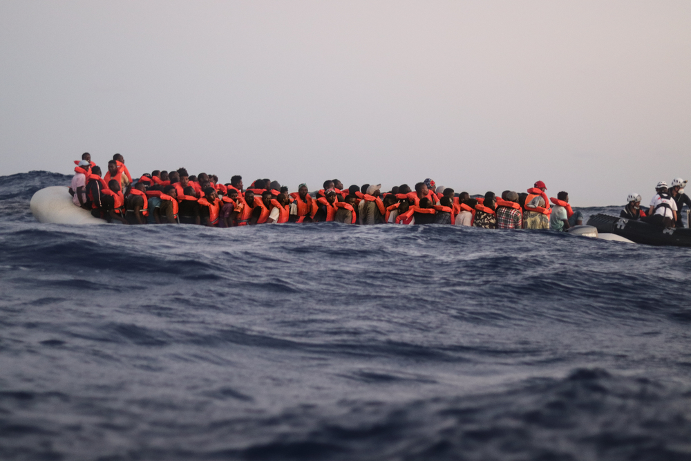 Barco naufraga en el Mediterráneo con 130 migrantes a bordo, según ONG