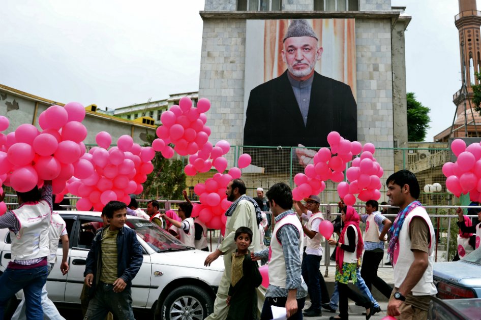 Globos rosa por la paz en Kabul en acto organizado por colombo-estadounidense