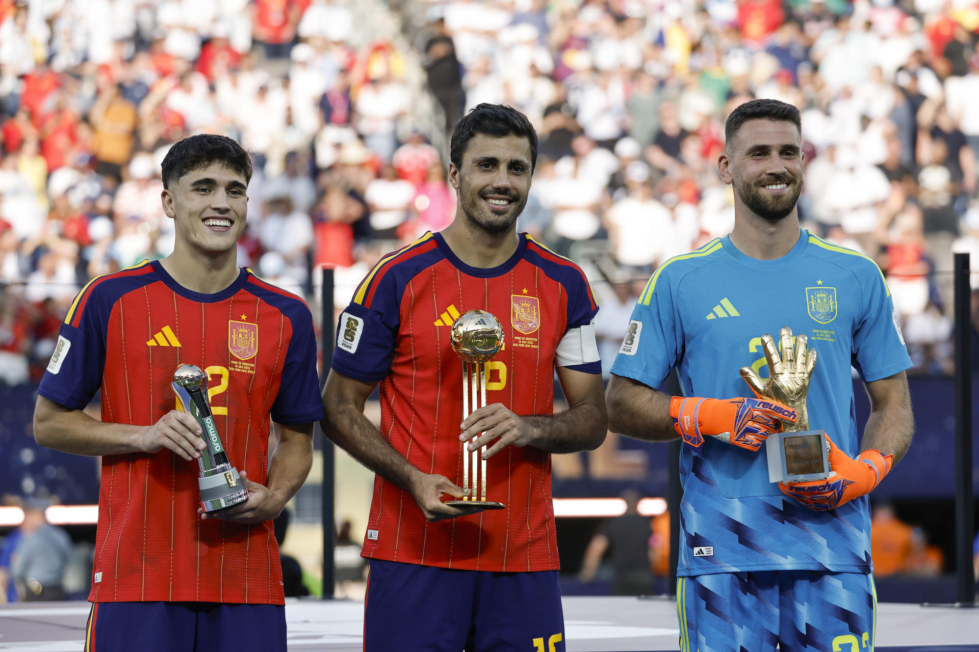 GR1027. EAST RUTHERFORD (ESTADOS UNIDOS), 19/07/2026.- Pau Cubarsí (i), Rodri Hernández (c) y Unai Simón de España posan con sus trofeos en las premiaciones del Mundial de la FIFA 2026 este domingo, tras vencer a Argentina en la final en el estadio MetLife en East Rutherford (NJ, EE.UU.). EFE/ Lavandeira Jr