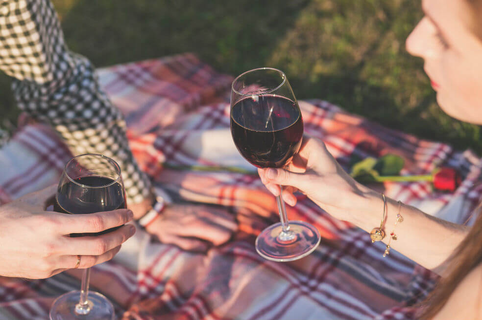 Según estudio, el vino tinto podría enriquecer la flora intestinal