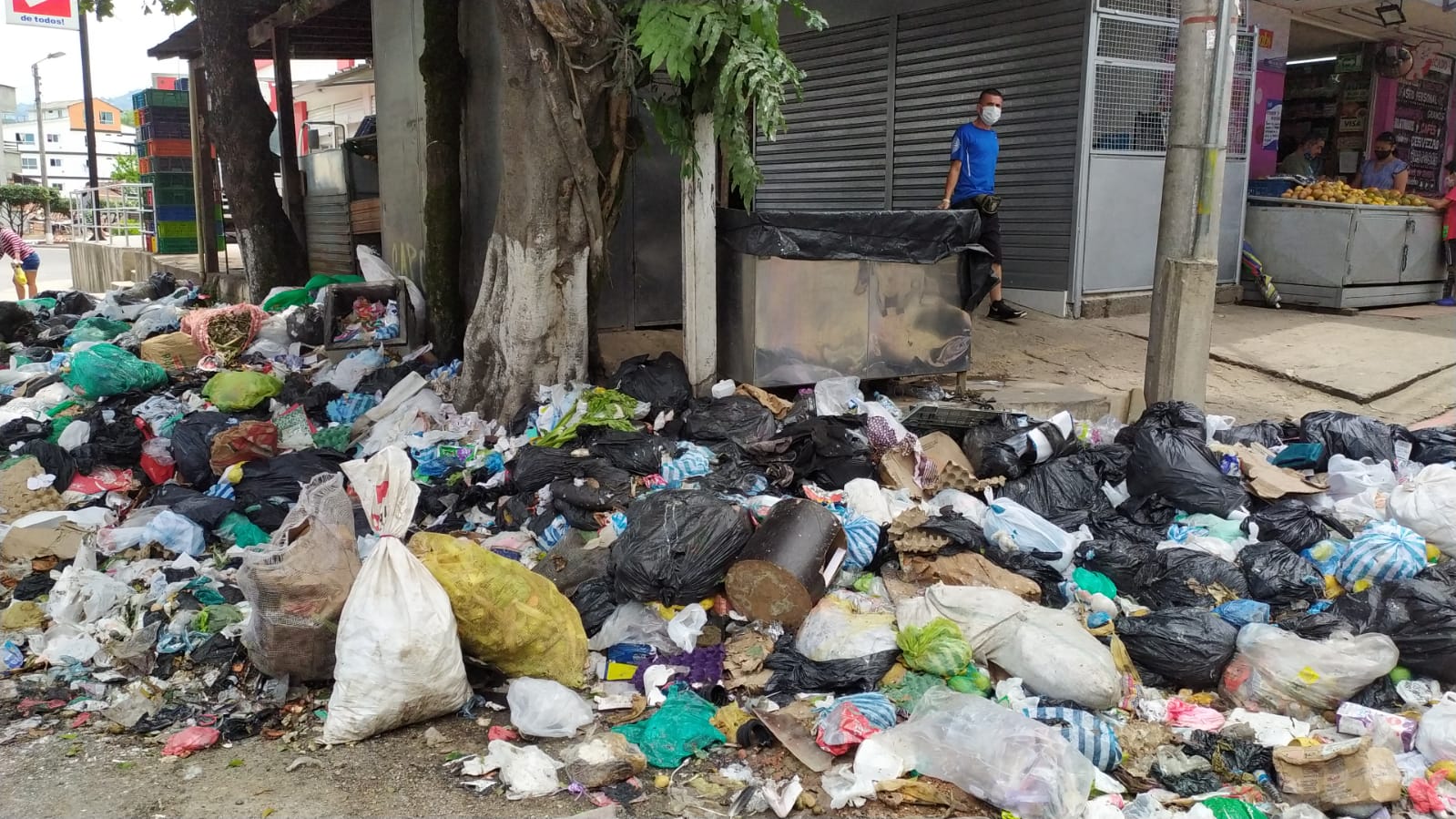 Durante varios días era común ver las basuras tiradas en municipios como Girón y Floridablanca.