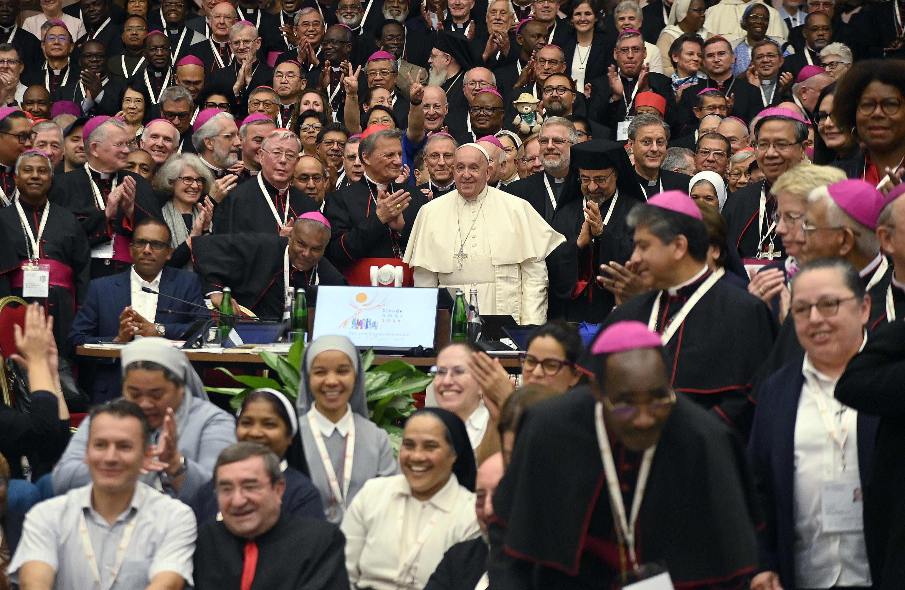 Ordenación de mujeres en la Iglesia católica, una opción que queda “abierta”