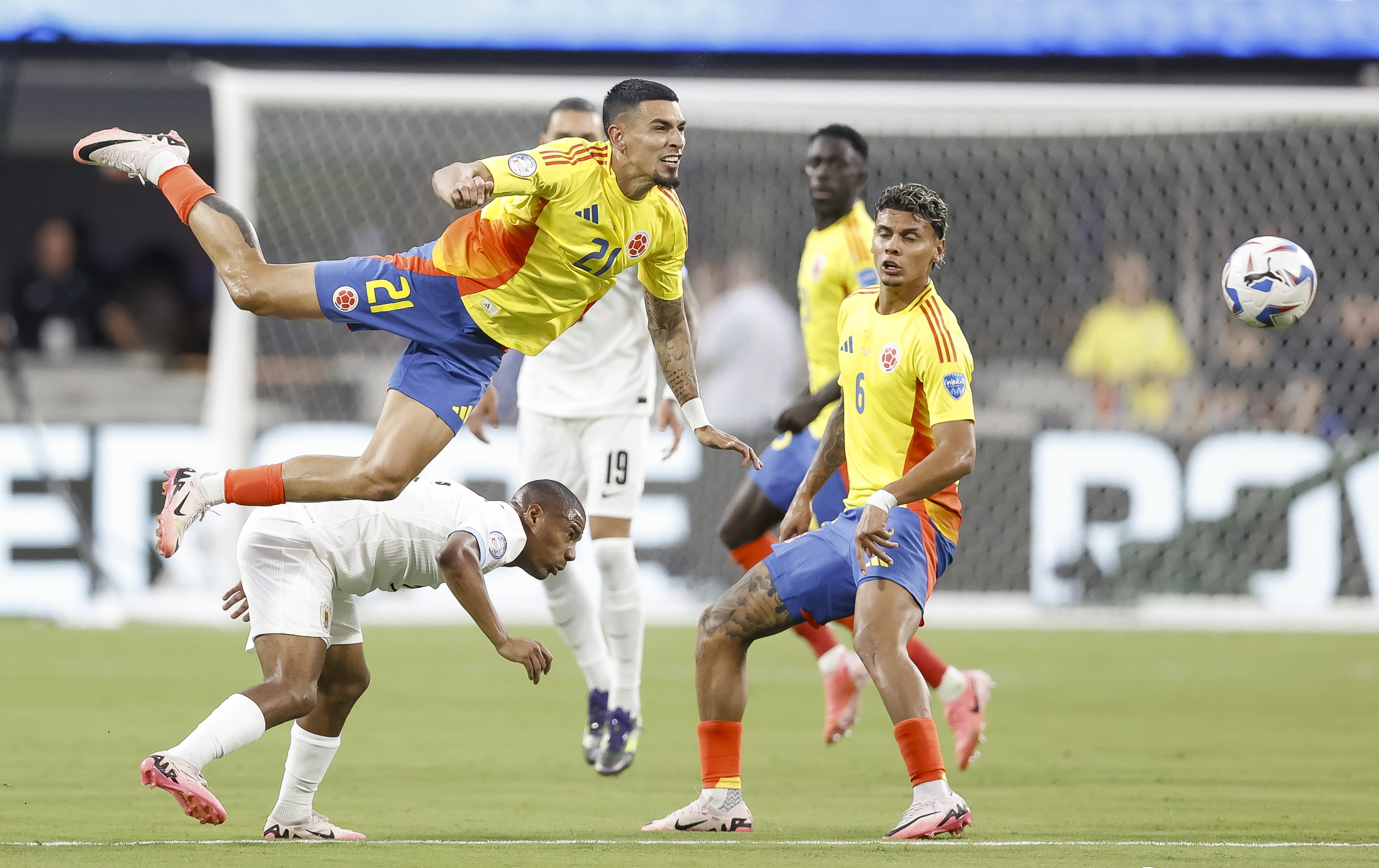 Charlotte (United States), 10/07/2024.- Colombia's Daniel Munoz (L) heads the ball over Uruguay's Nicolas De La Cruz (2-L) during the first half of the CONMEBOL Copa America 2024 semi-finals match between Uruguay and Colombia in Charlotte, North Carolina, USA, 10 July 2024. EFE/EPA/BRIAN WESTERHOLT