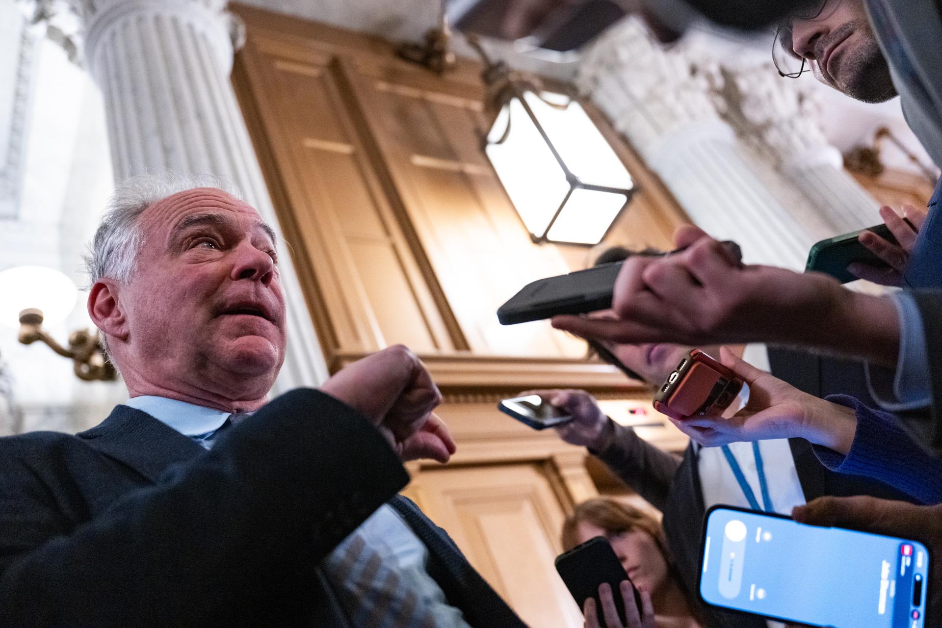 WASHINGTON (United States), 10/11/2025.- US Democratic Senator Tim Kaine speaks to press as he walks to the Senate Chamber to vote, at the US Capitol in Washington, DC, USA, 10 November 2025. The US Senate struck a deal on Sunday night when eight Democratic Senators voted along with Republicans on a plan to eventually reopen the government should it pass through the House and gain US President Trump's approval. EFE/EPA/ANNABELLE GORDON