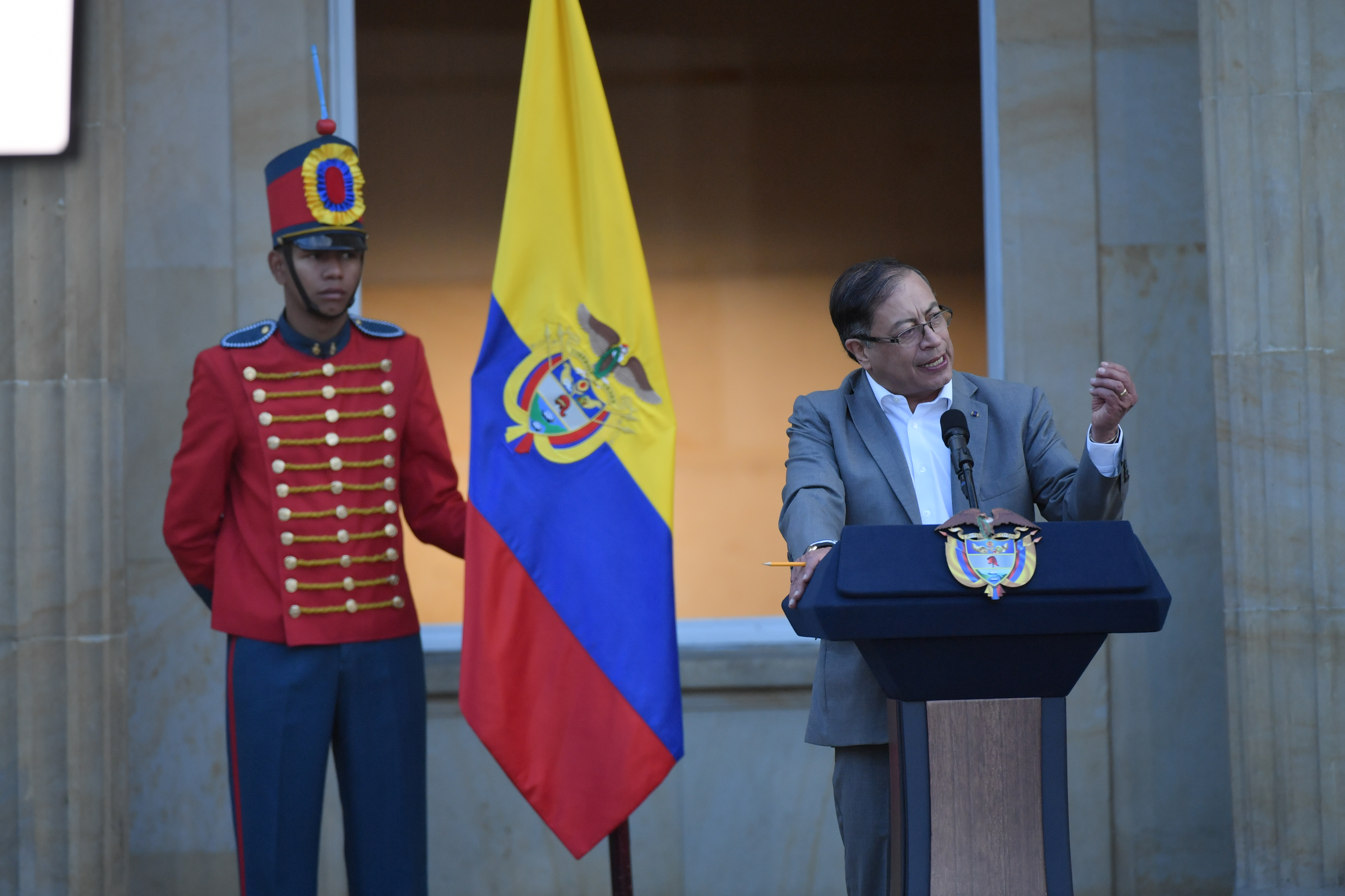 Opinión: Gustavo Petro: “La paz no se habla con hampones”