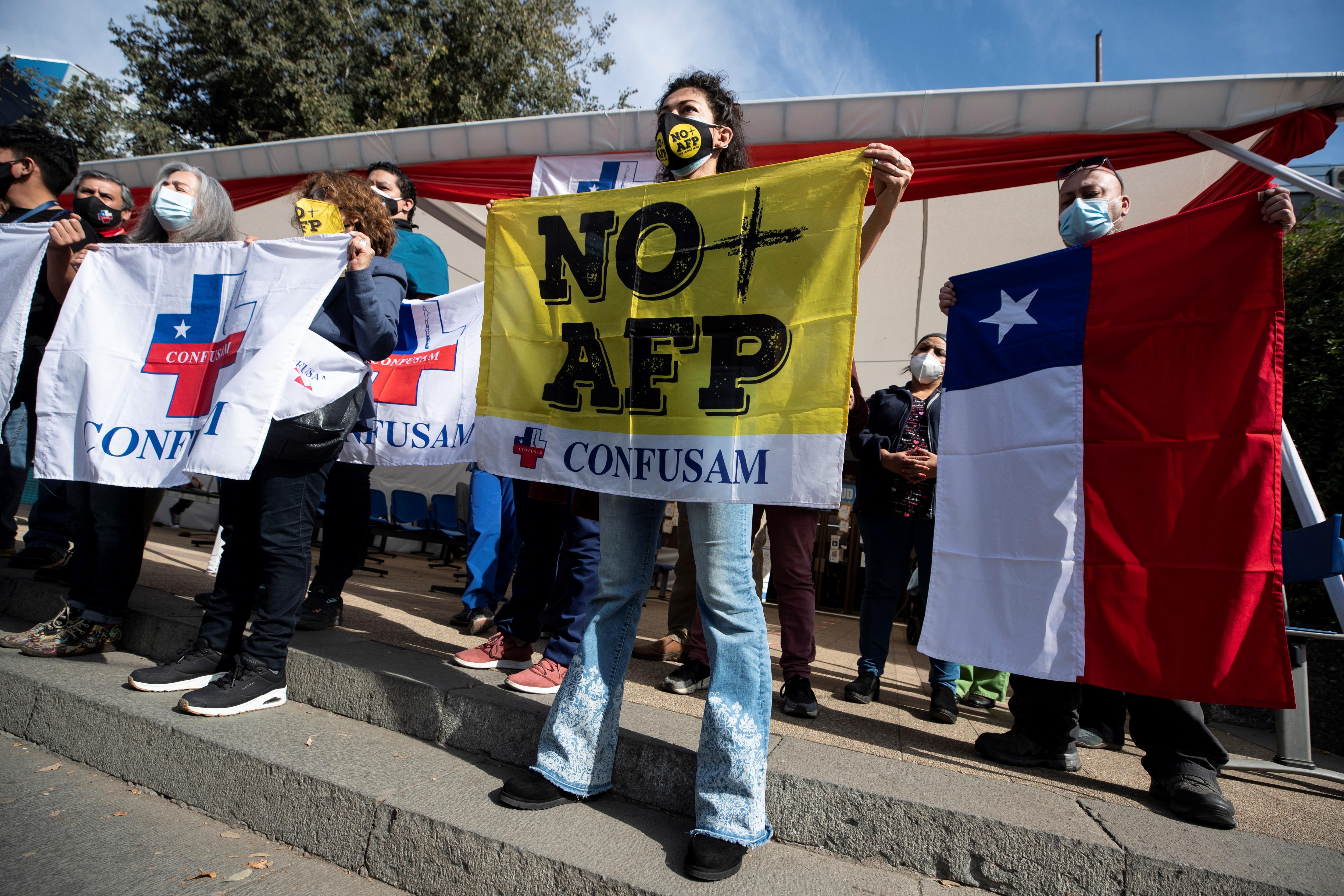 Funcionarios de los Centros de Salud Familiar (CESFAM) protestan frente a uno de los consultorios médicos Cesfam hoy, en Santiago (Chile).