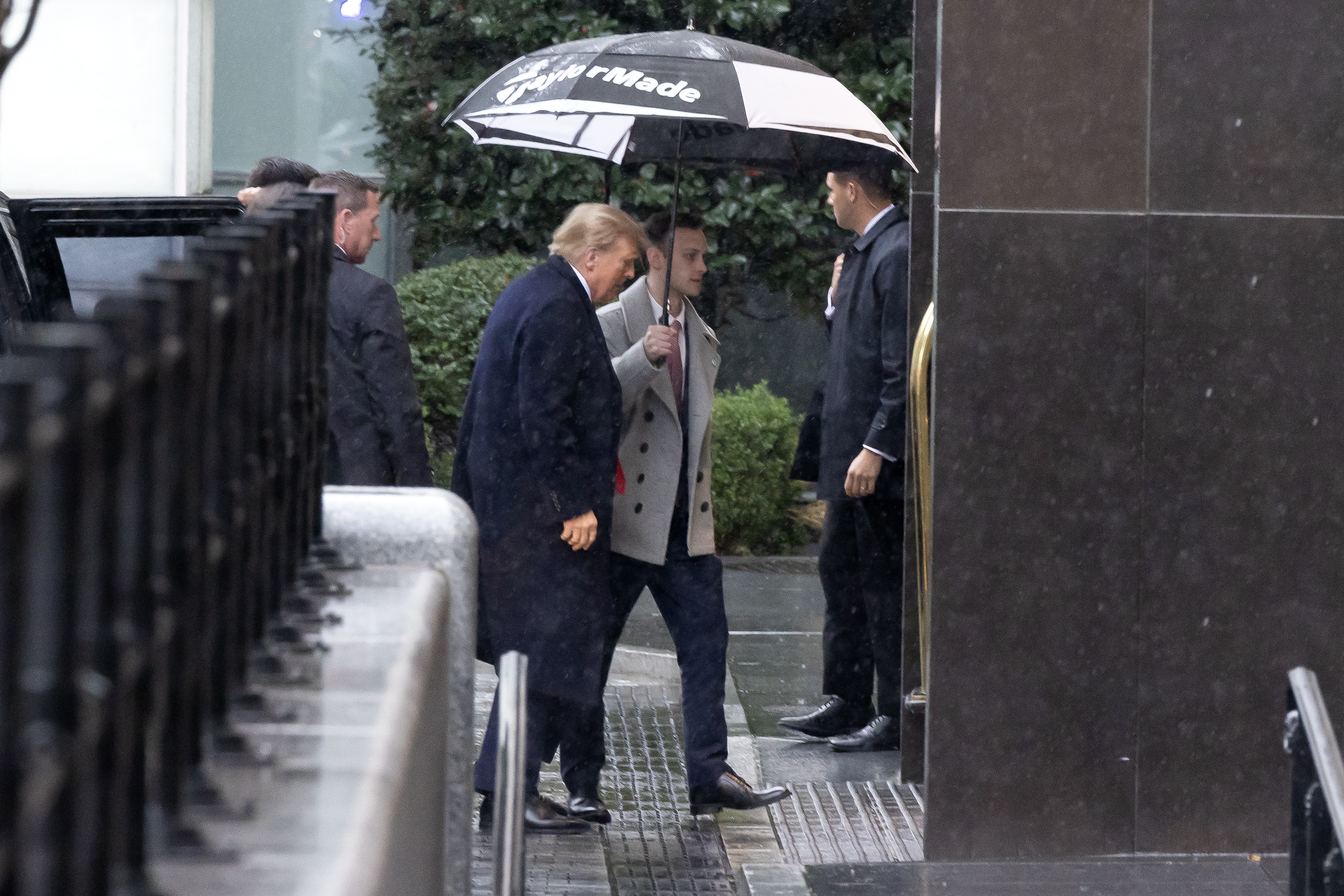 Trump defiende su inmunidad, dice que quitarla abriría una “caja de Pandora”
