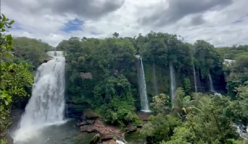 Caño Canoas, ubicado en la Serranía de La Macarena, es una de las maravillas naturales más impresionantes y menos exploradas de Colombia.