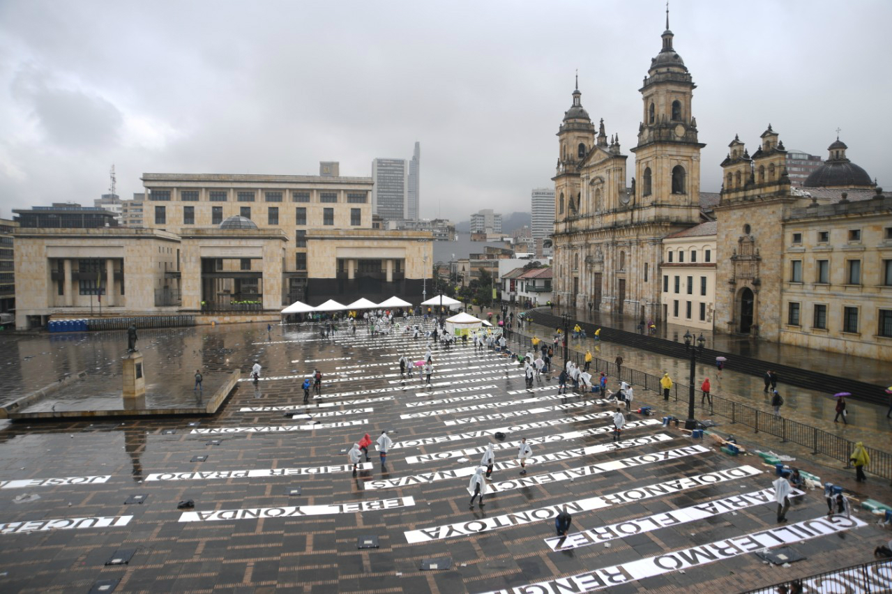 La Plaza de Bolívar, en Bogotá, con los nombres en cartulina de los líderes sociales asesinados.Cristian Garavito