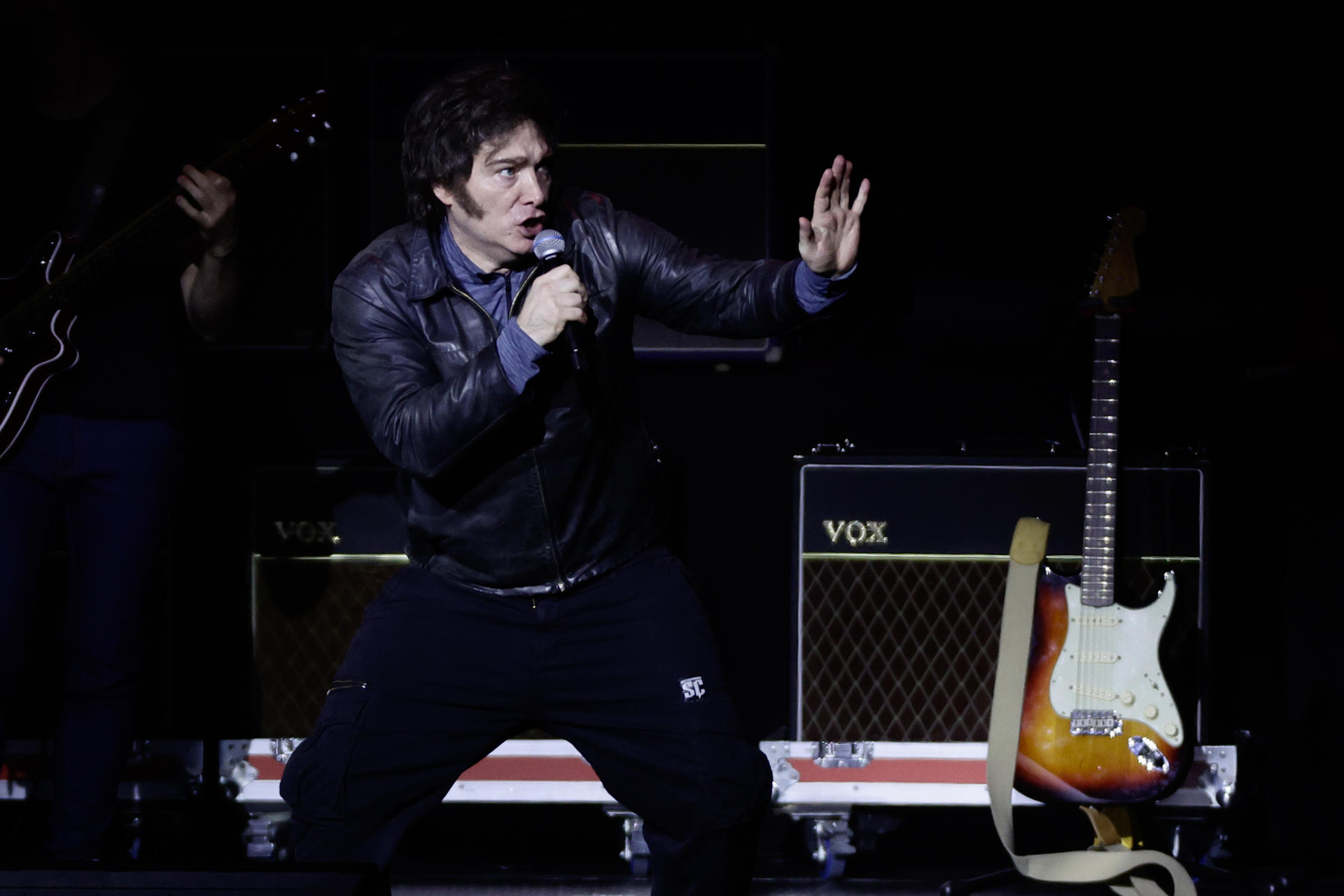 AME5492. BUENOS AIRES (ARGENTINA), 06/10/2025.- El presidente de Argentina, Javier Milei, habla durante un evento este lunes, en Buenos Aires (Argentina). Dominado por la euforia, Milei ofreció un concierto de rock junto a sus allegados y una gran cantidad de público joven, mientras su Gobierno y su partido enfrentan un complejo escenario político y económico en la antesala de los comicios legislativos del próximo 26 de octubre. EFE/ Juan Ignacio Roncoroni