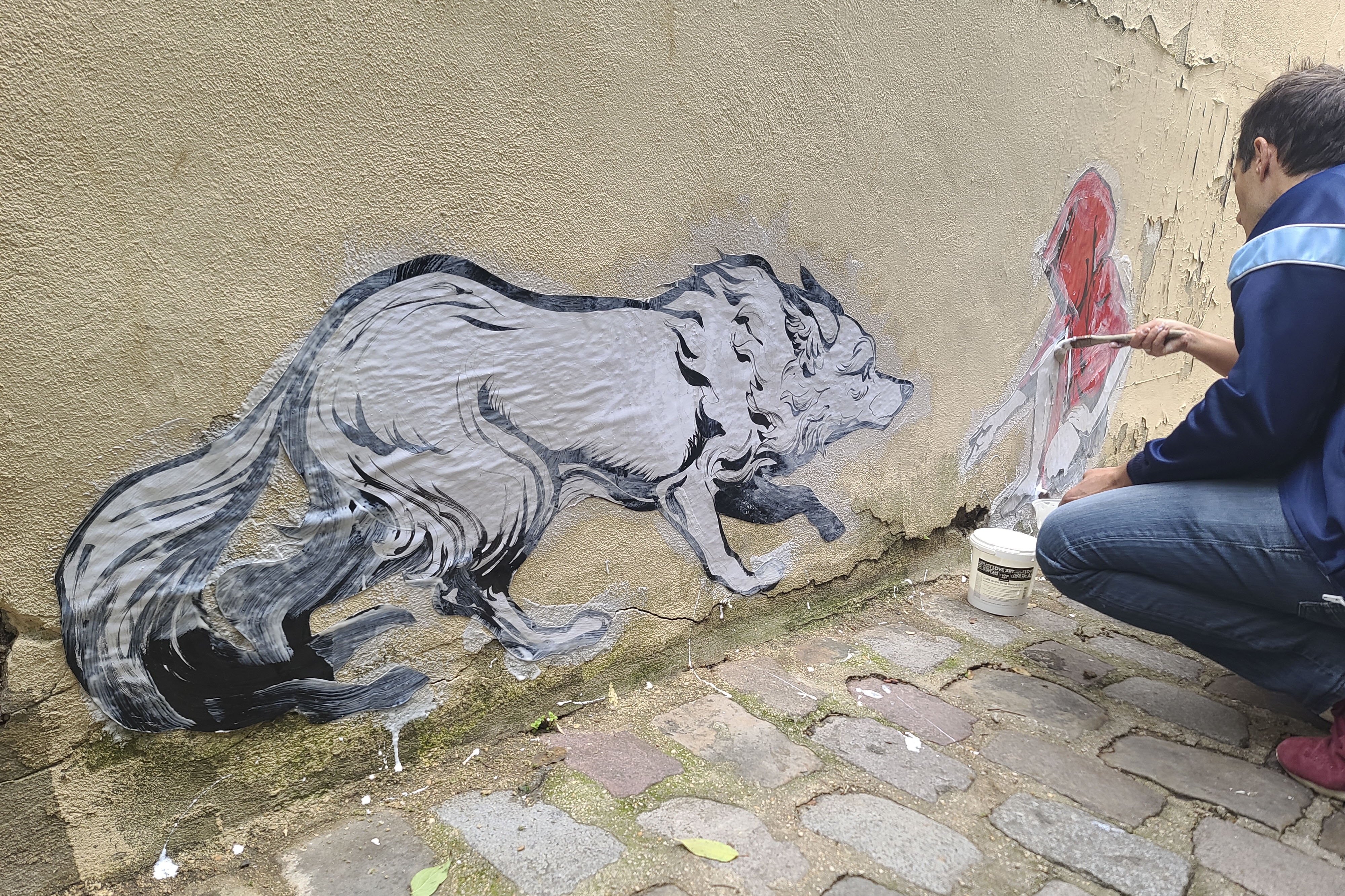 PARÍS, 22/10/2023.- Ya sea para ilustrar un lobo dócil junto a una caperucita empoderada o para criticar la hipocresía de Emmanuel Macron los muros de París son "un democrático y poderoso" escaparate artístico que abarca a un público más amplio que el de los clásicos museos de la capital. "El arte urbano derriba todas las barreras sociales, porque lo admira desde una persona sin techo hasta el burgués del oeste de París", contó a EFE Chrixcel, autora de la recién publicada obra "Tribunas urbanas, muros de la reivindicación". Capital de la alta gastronomía, de la moda, ejemplo de la arquitectura racionalista "hassmanniana" y sede de varios de los museos más conocidos del mundo (el Louvre, el Pompidou), la capital gala busca ahora recuperar el tiempo perdido respecto a otras capitales del arte urbano, como Berlín, Nueva York y Sao Paulo. EFE/Edgar Sapiña Manchado