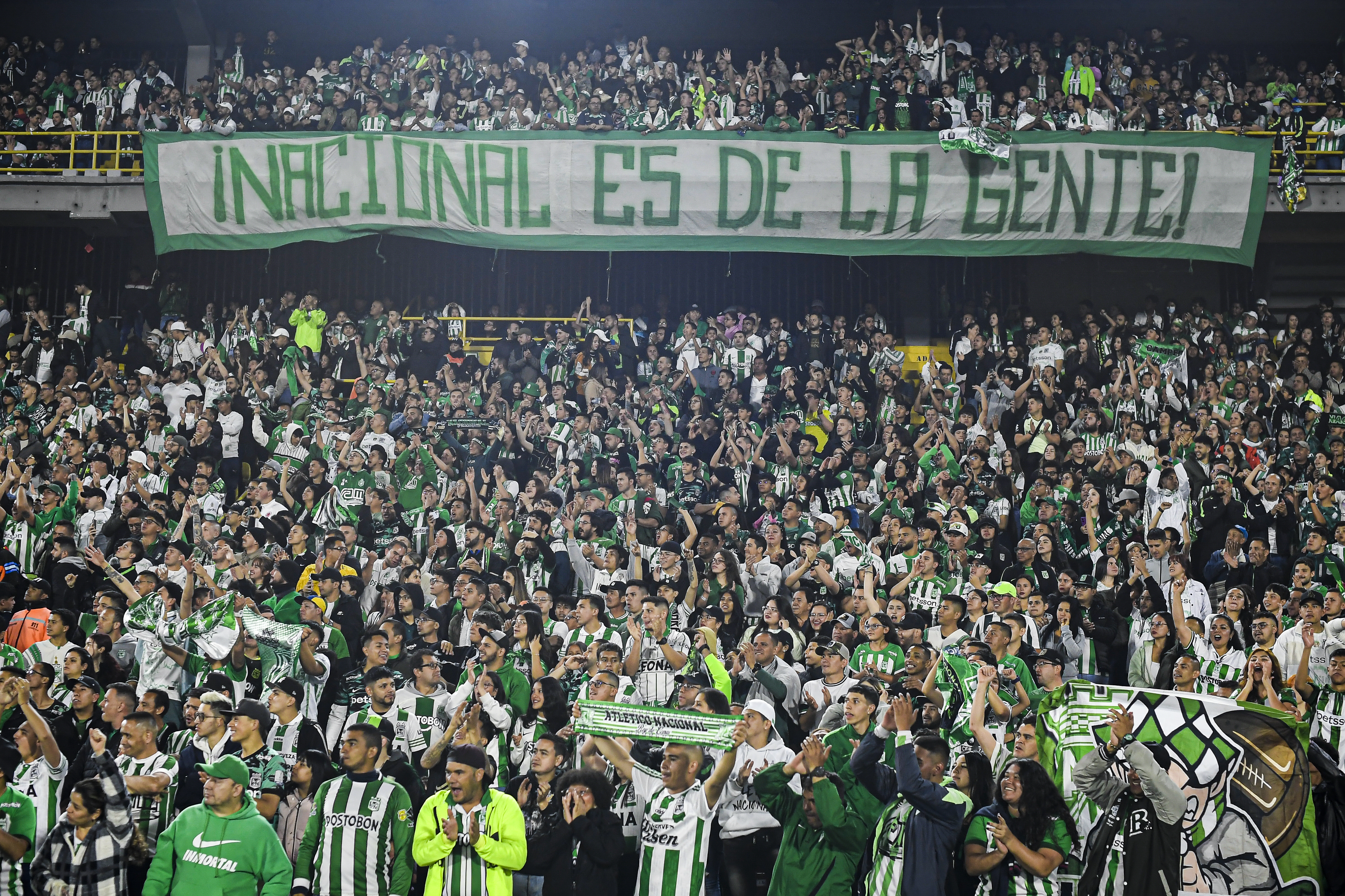 Hinchas de Atlético Nacional dentro y fuera del Estadio El Campin previo al compromiso ante Fortaleza.