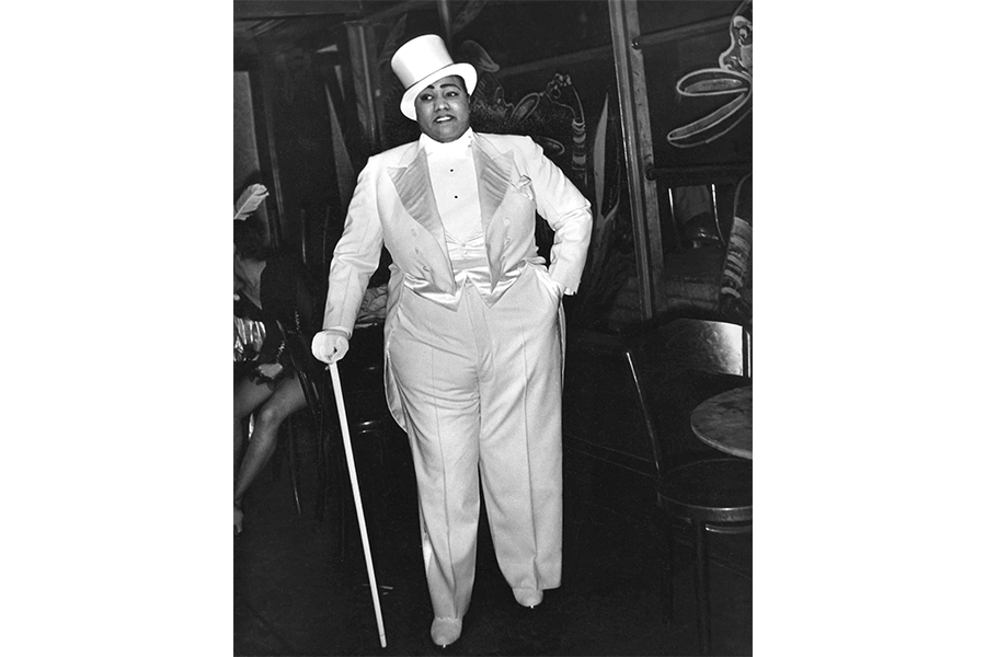 Gladys Bentley posa para un retrato detrás del escenario en el Club Ubangi en Harlem alrededor de 1930 en la ciudad de Nueva York.  (Foto de Michael Ochs Archives/Getty Images)