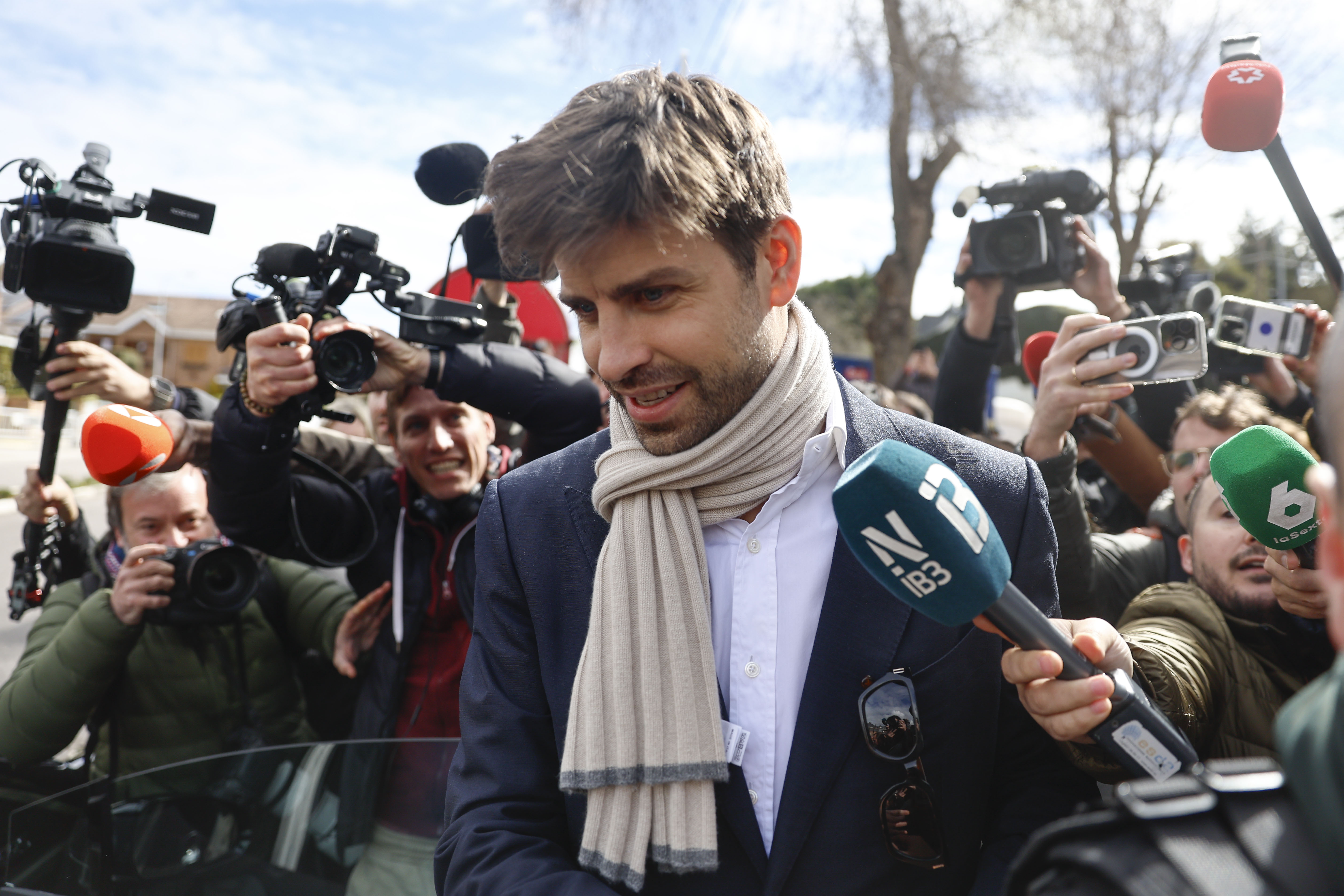 MAJADAHONDA (MADRID), 14/03/2025.- El exjugador del FC Barcelona Gerard Piqué rodeados de medios tras salir de un juzgado de Majadahonda (Madrid), donde debía comparecer como investigado por el contrato de la Federación Española de Fútbol que llevó la Supercopa a Arabia Saudí, en el que la Guardia Civil cree que tuvo una "parte activa" como "intermediario". EFE/ Rodrigo Jimenez