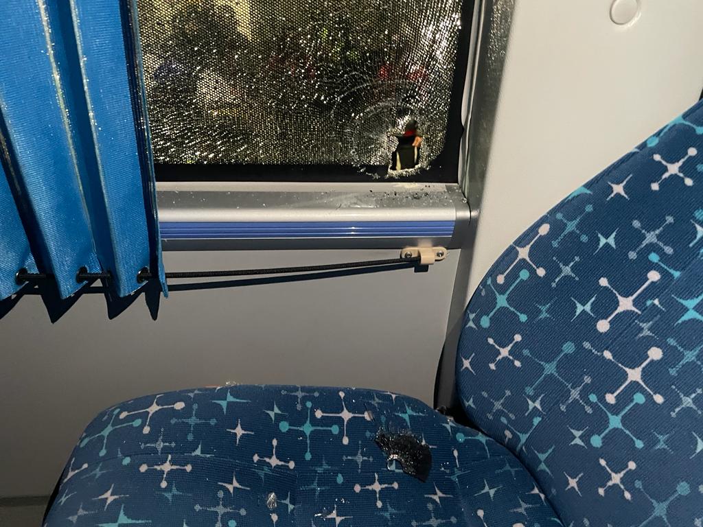 Previo al clásico capitalino atacan con piedras al bus de Millonarios