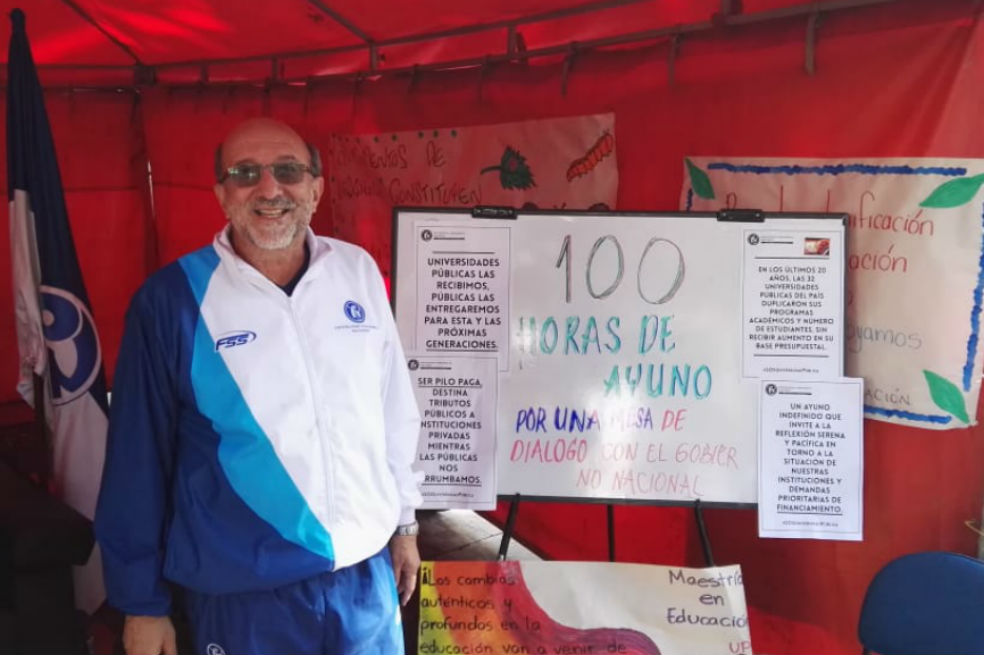Tras una semana, exrector de U. Pedagógica levanta huelga de hambre