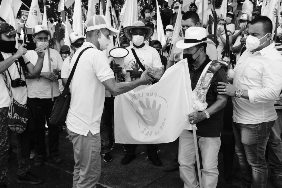 Ex-Farc y Ramón Isaza estrechan sus manos como reconciliación en el Magdalena Medio
