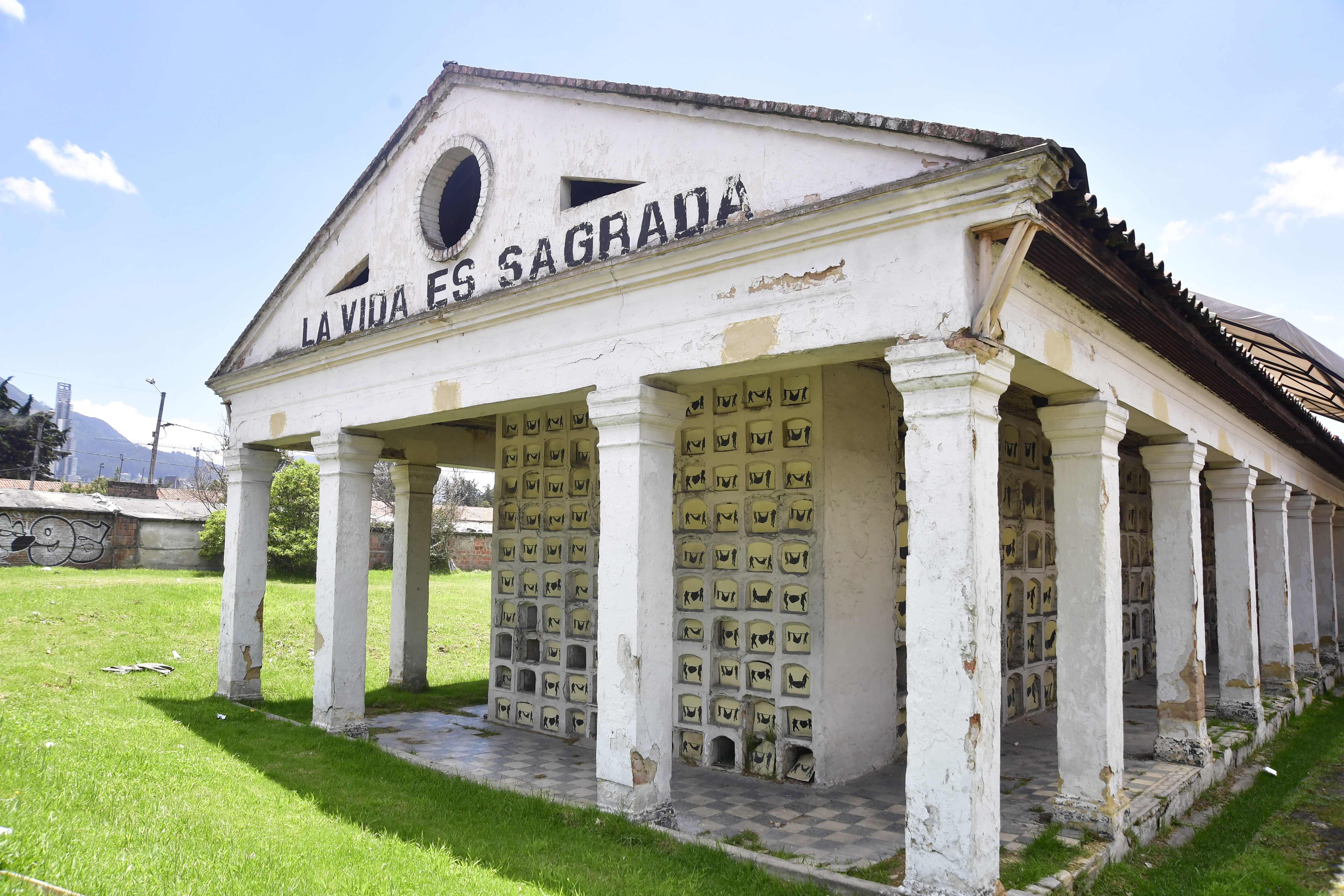 Exposición de la artista Beatriz González ubicada en el Cementerio Central