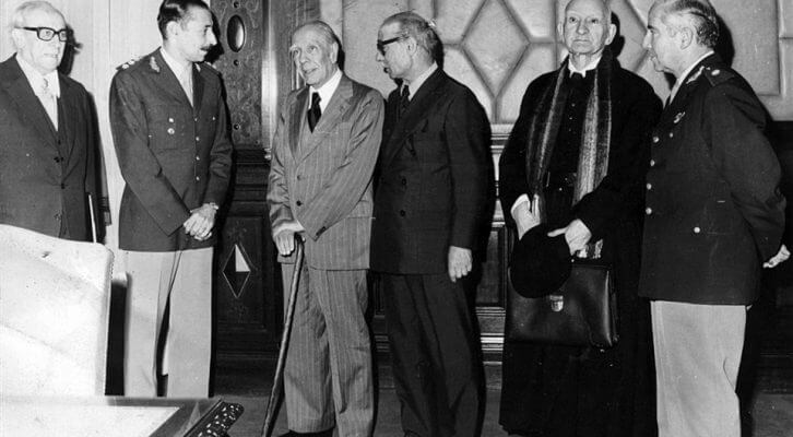 Jorge Rafael Videla, Jorge Luis Borges y Ernesto Sábato en un almuerzo a finales de 1976. Una foto polémica de un encuentro del que aún se habla. / Cortesía