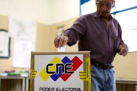 Ernesto Samper ya se encuentra en Venezuela para acompañar misión electoral de Unasur