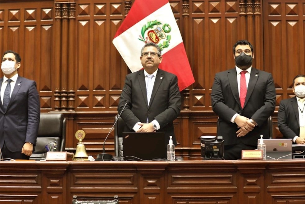 Fracasa censura a ministra antes del juicio político al presidente del Perú