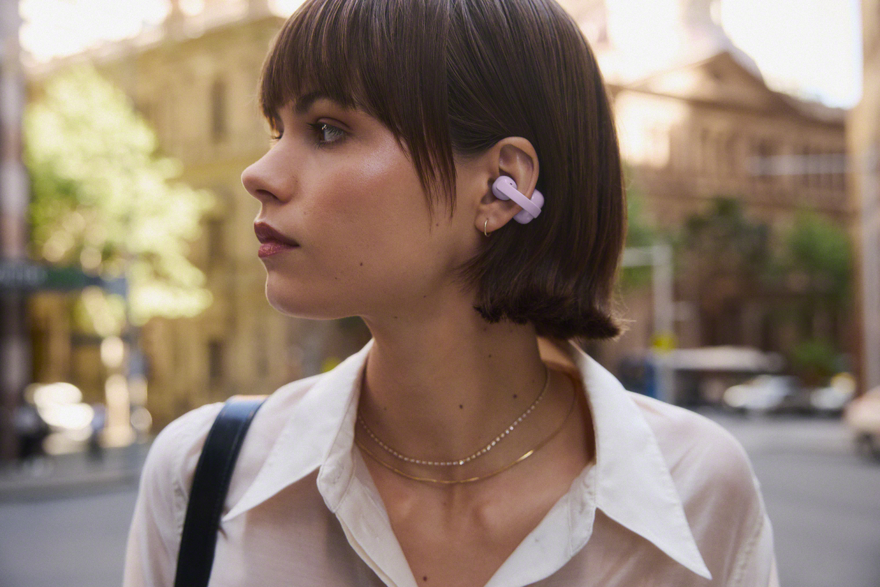 Los Sony LinkBuds Clip apuestan por un diseño abierto tipo arete que permite escuchar música sin aislarse del entorno.
