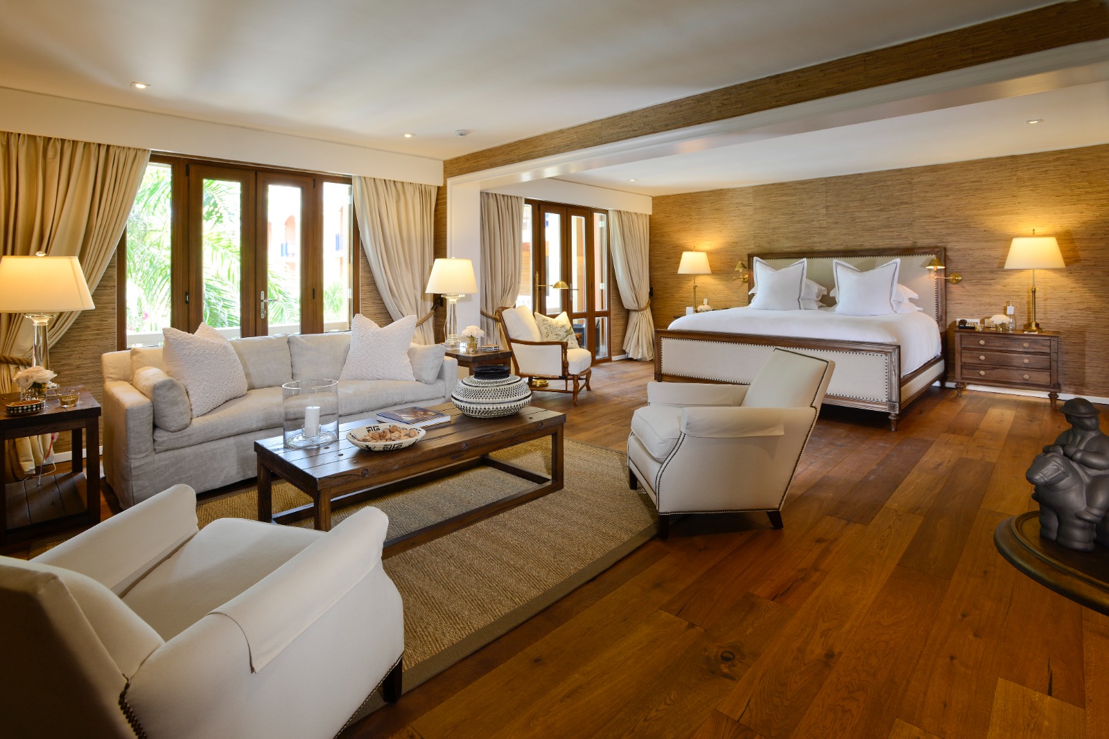 En Cartagena, en el tercer piso del área colonial del Sofitel Legend Santa Clara se encuentra la Suit Presidencial del Maestro Fernando Botero. Evoca la vida y obra del artista en dos ambientes, diseñados por su hija Lina.