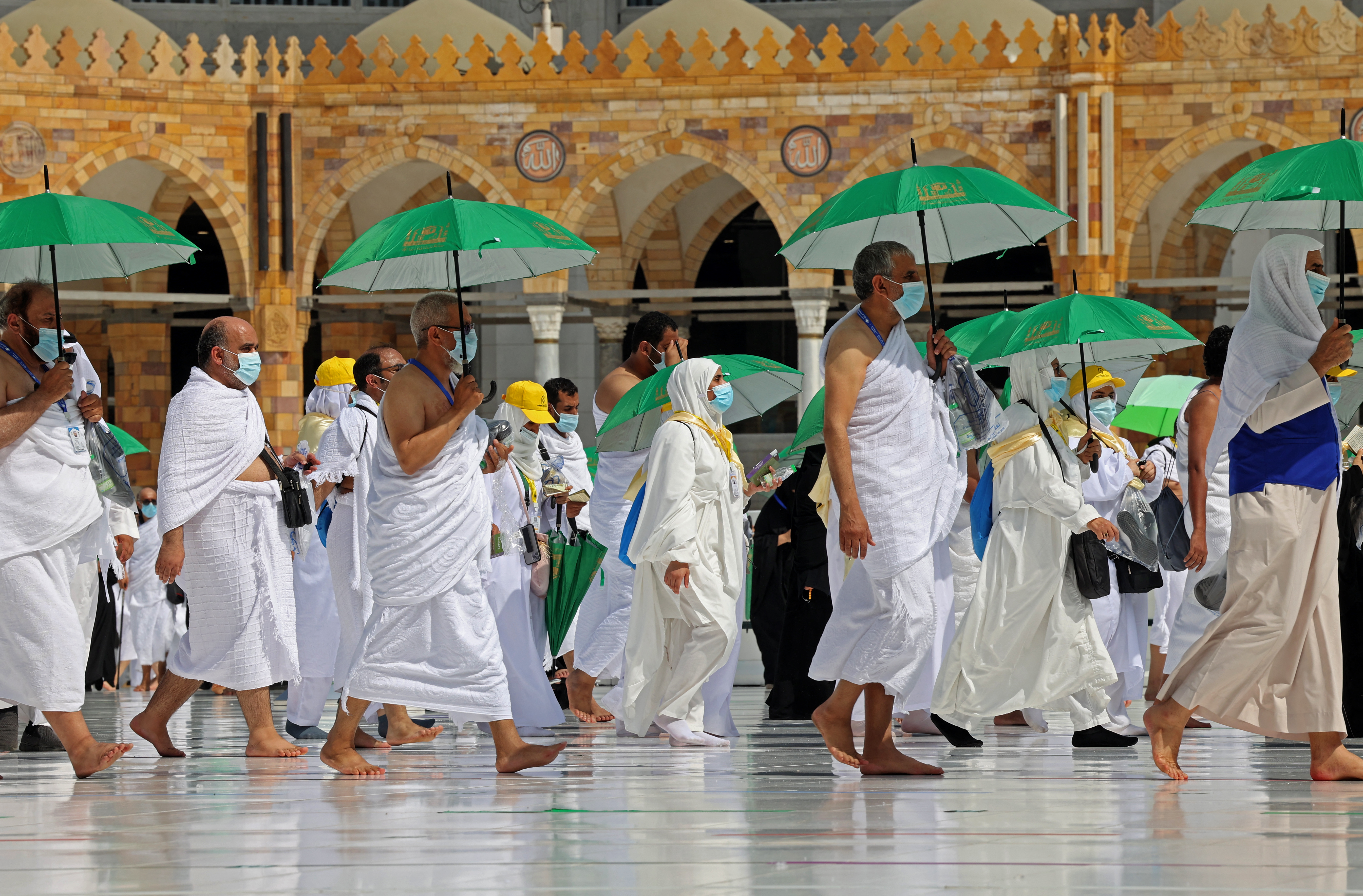 Desde el sábado, cientos de fieles divididos en pequeños grupos comenzaron a girar en torno a la Kaaba, la estructura cúbica negra situada en el corazón de la Gran mezquita y hacia la cual se dirigen los rezos de los musulmanes del mundo entero.