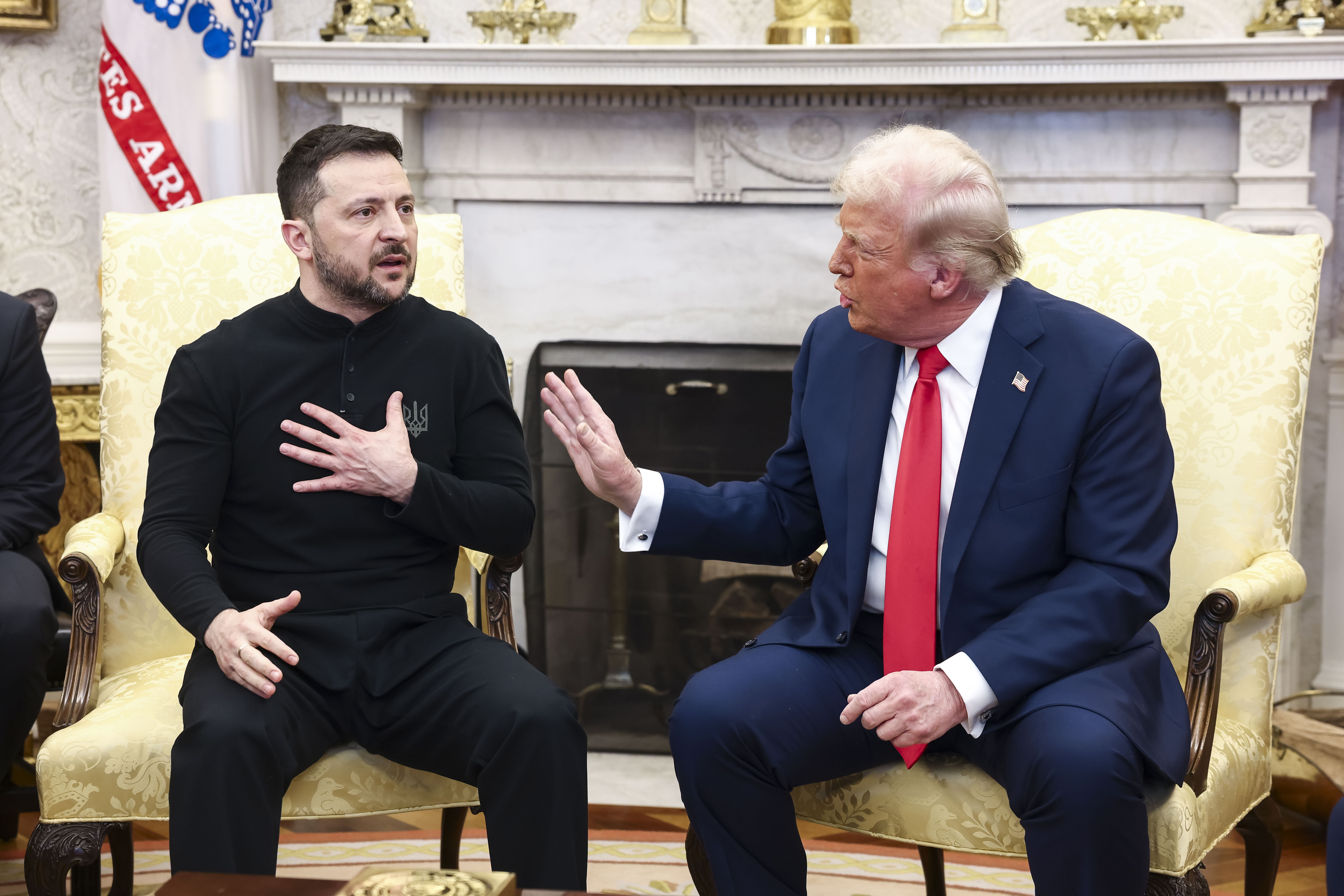 WASHINGTON (United States), 28/02/2025.- Ukrainian President Volodymyr Zelensky (L) talks with US President Donald Trump (R) in the Oval Office of the White House in Washington, DC, USA, 28 February 2025. Zelensky is in Washington to sign the framework of a deal, pushed by President Trump, to share Ukraines’s mineral wealth with the US. (Ucrania) EFE/EPA/JIM LO SCALZO / POOL