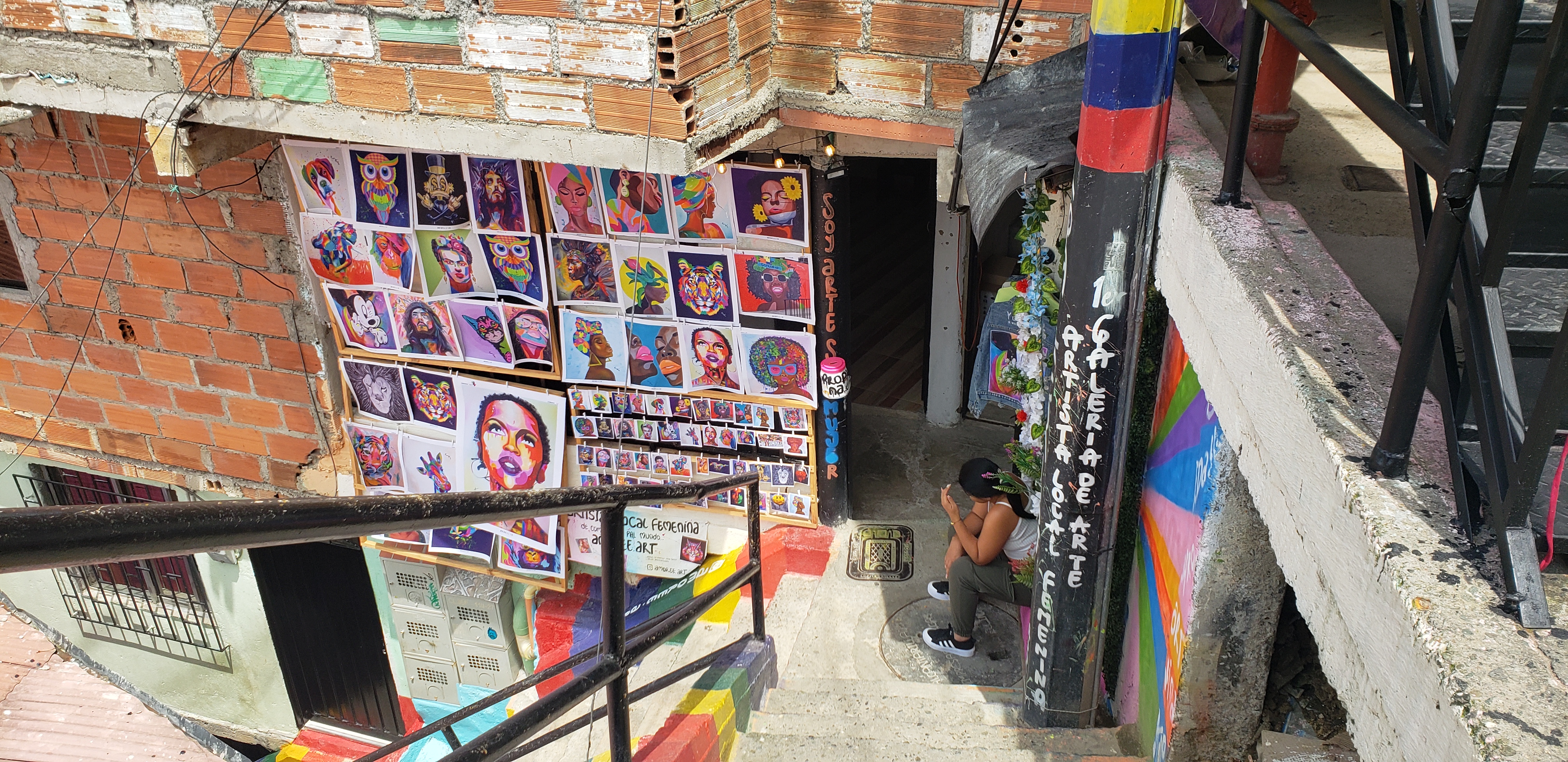 Galería de arte en un rincón de la Comuna 13. Hay decenas como esta, que cambiaron la semblanza del sector.