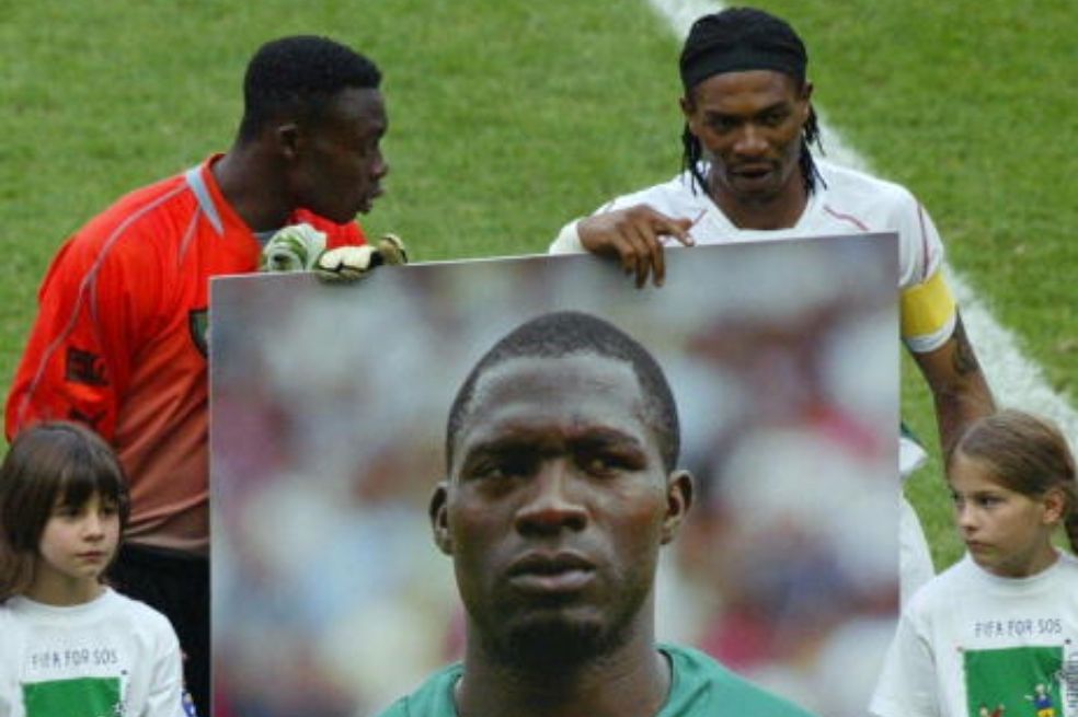 Marc-Vivien Foé: El caso de Foé es el más conocido en el mundo del fútbol. Durante la semifinal de la Copa Confederaciones del 2003 disputada entre Camerún y la selección Colombia, Foé sufrió una hipertrofia en el ventrículo izquierdo causada por una miocardiopatía hipertrófica. Esta condición generó su muerte súbita al minuto 78 del partido.