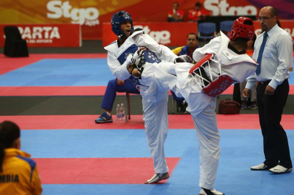 El venezolano Javier Medina (i) ante Yair Medina Ortiz de Colombia en la semifinal masculina de -80kg