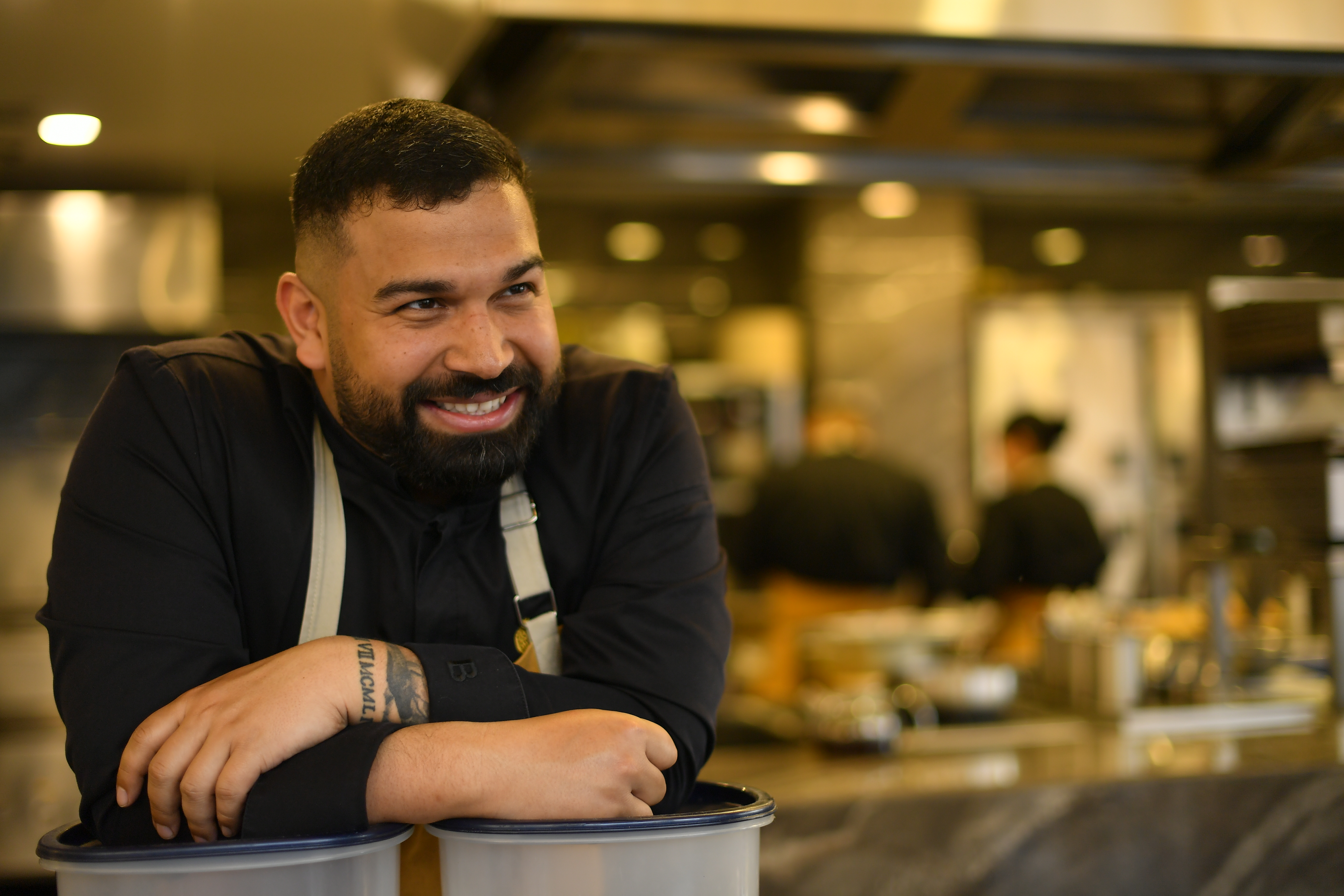 Chef colombo-francés y dueño del restaurante Cascajal, con algunas de sus preparaciones.