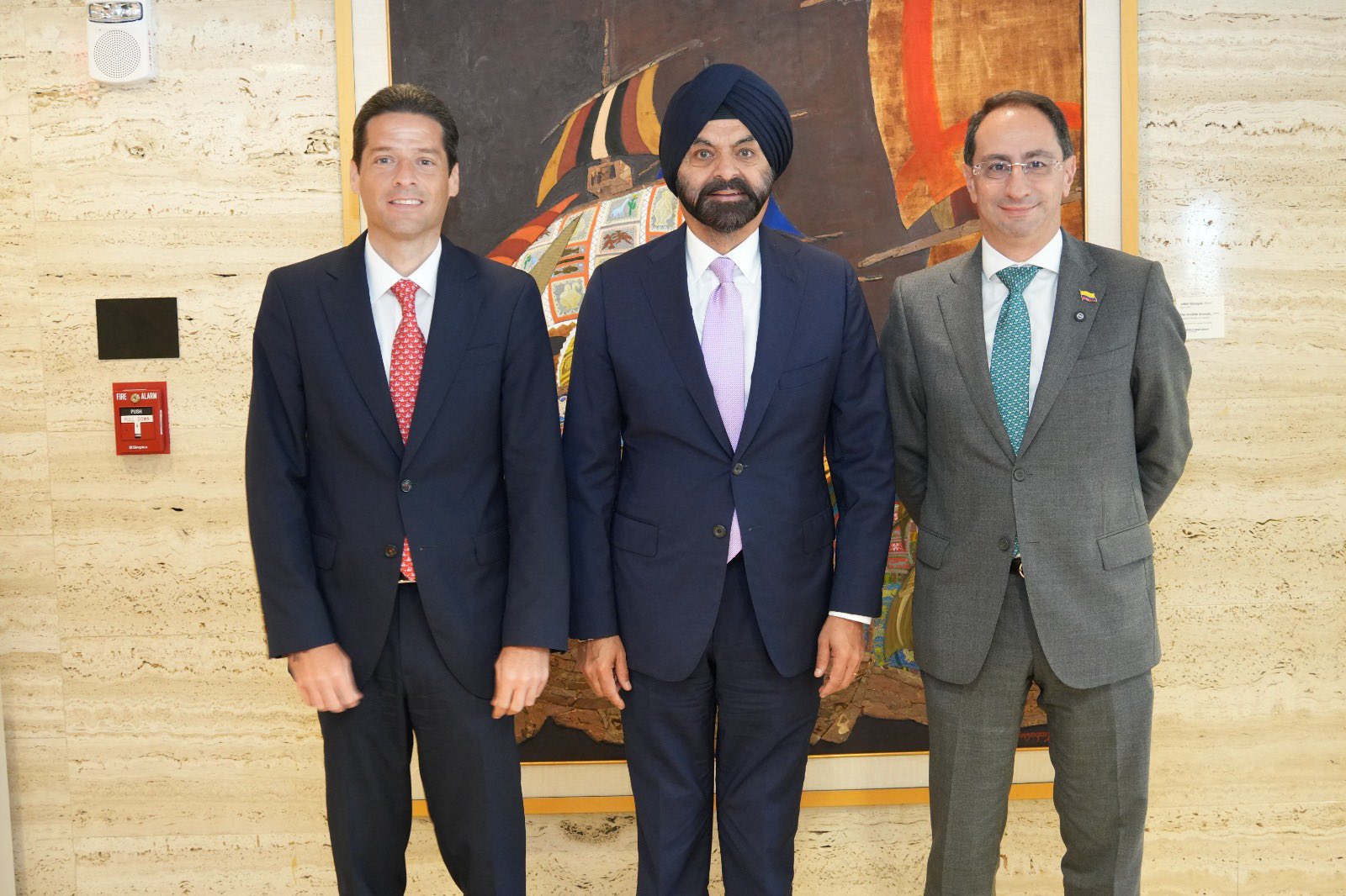 El ministro de Comercio designado, Mauricio Gómez Amín; el presidente del Grupo Banco Mundial, Ajay Banga; y el vicepresidente electo, José Manuel Restrepo.
