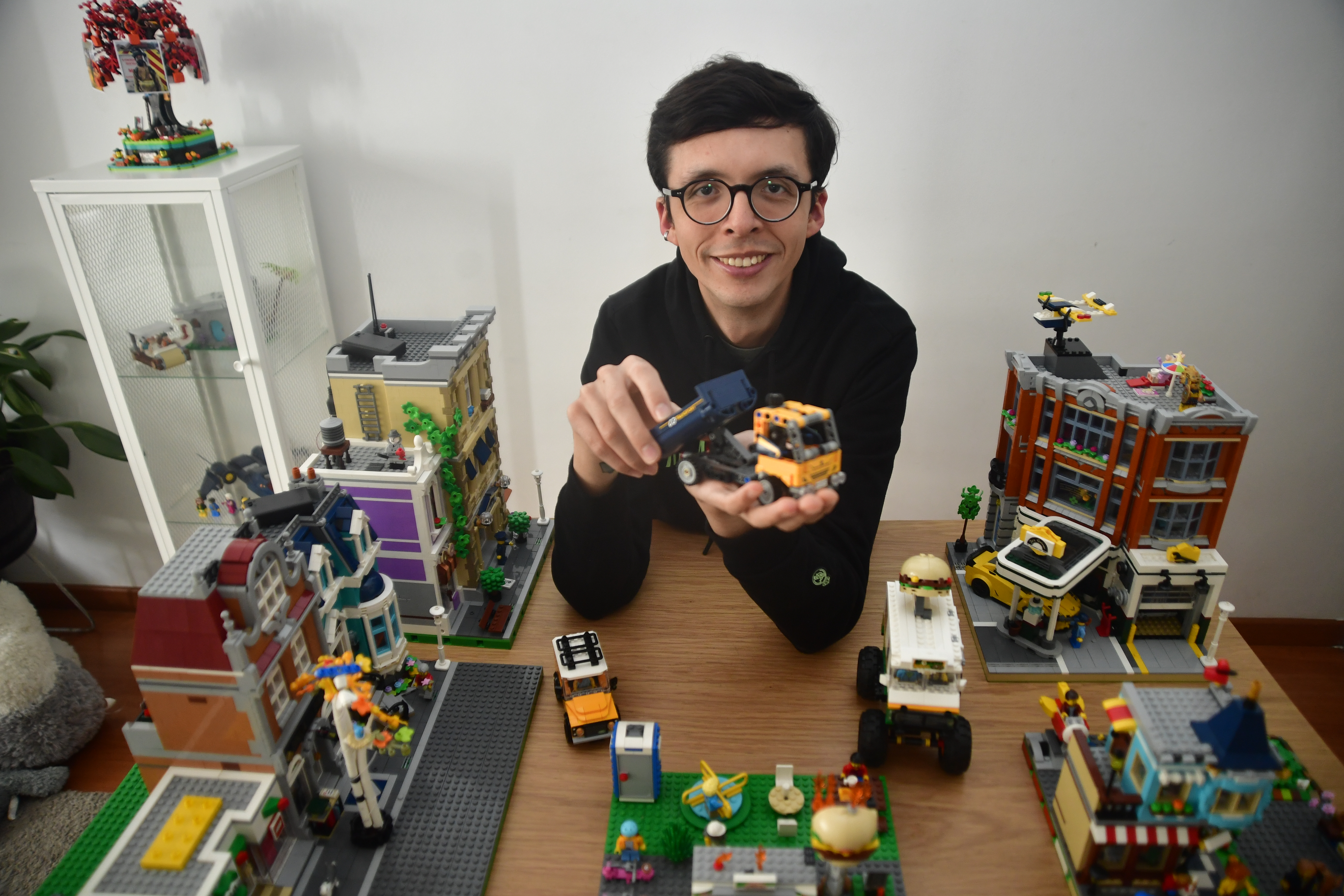 Sergio Ospina: un coleccionista de LEGO a quien armar un juguete le salvó la vida