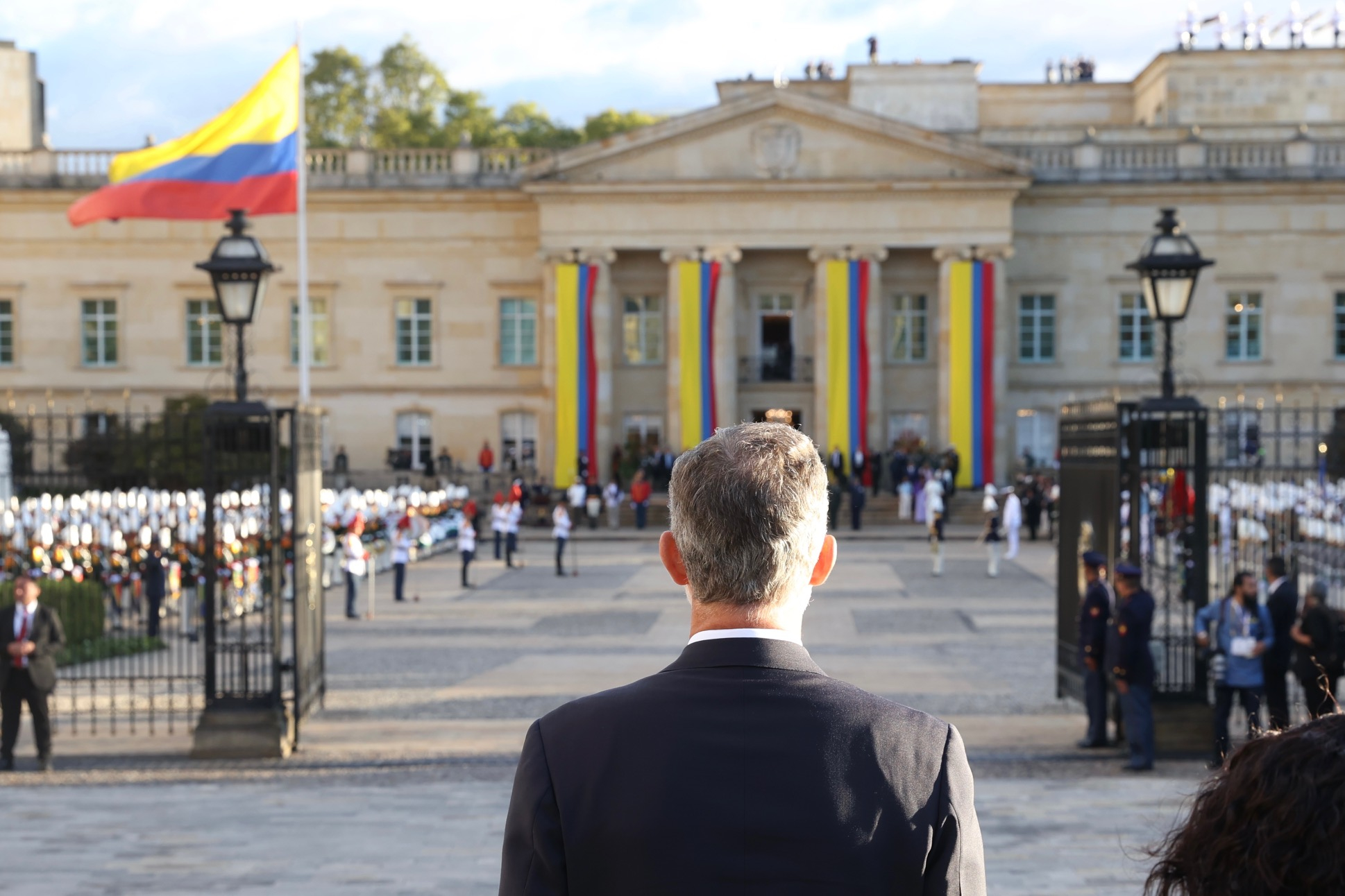 El rey Felipe VI no se levantó ante espada de Bolívar y en España se desata la polémica