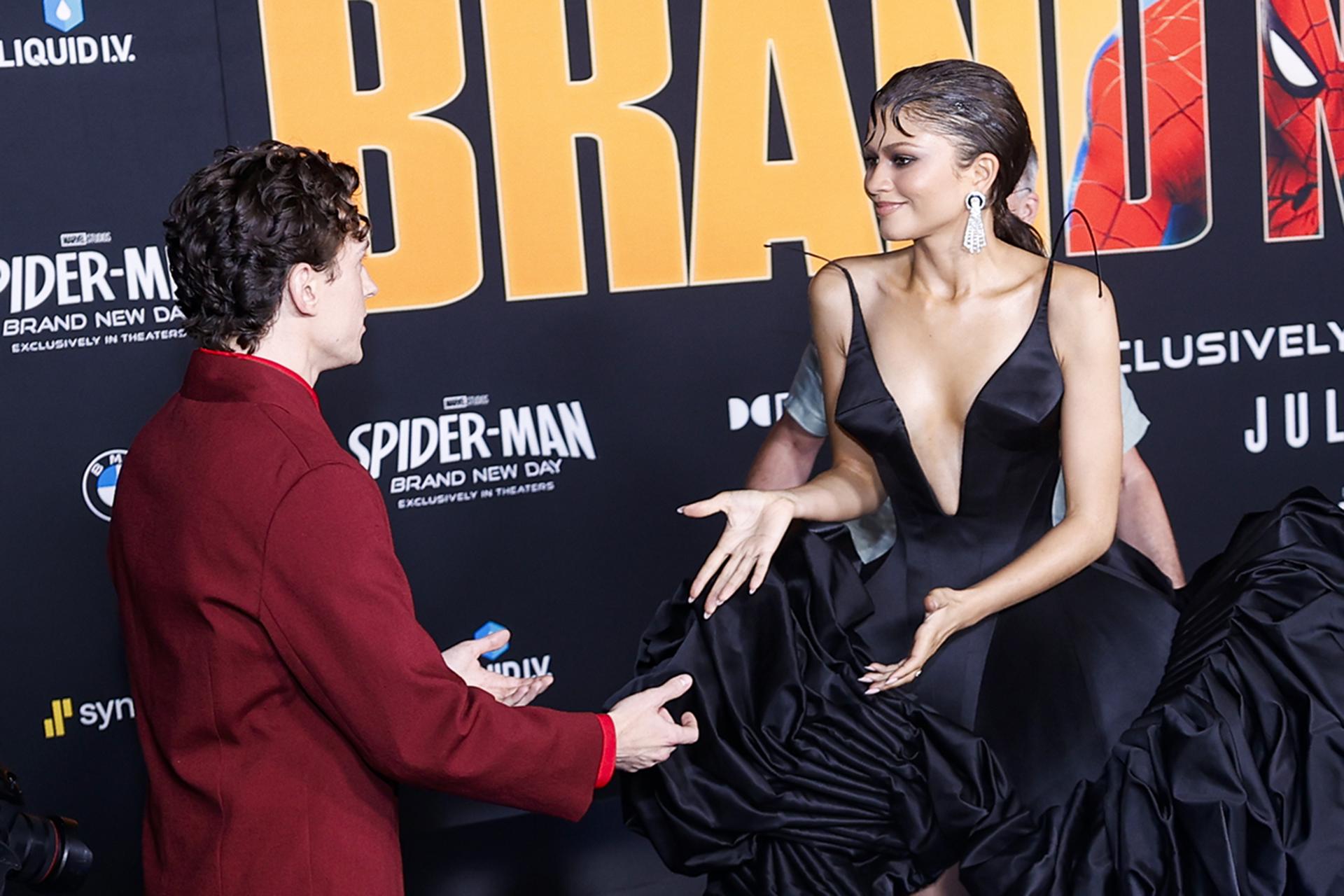 LOS ANGELES (United States), 28/07/2026.- British actor Tom Holland greets his wife, U.S actor Zendaya, at the world premiere of Spider-Man: Brand New Day at the Dolby Theatre in Los Angeles, California, USA, 27 July 2026. EFE/EPA/CHRIS TORRES
