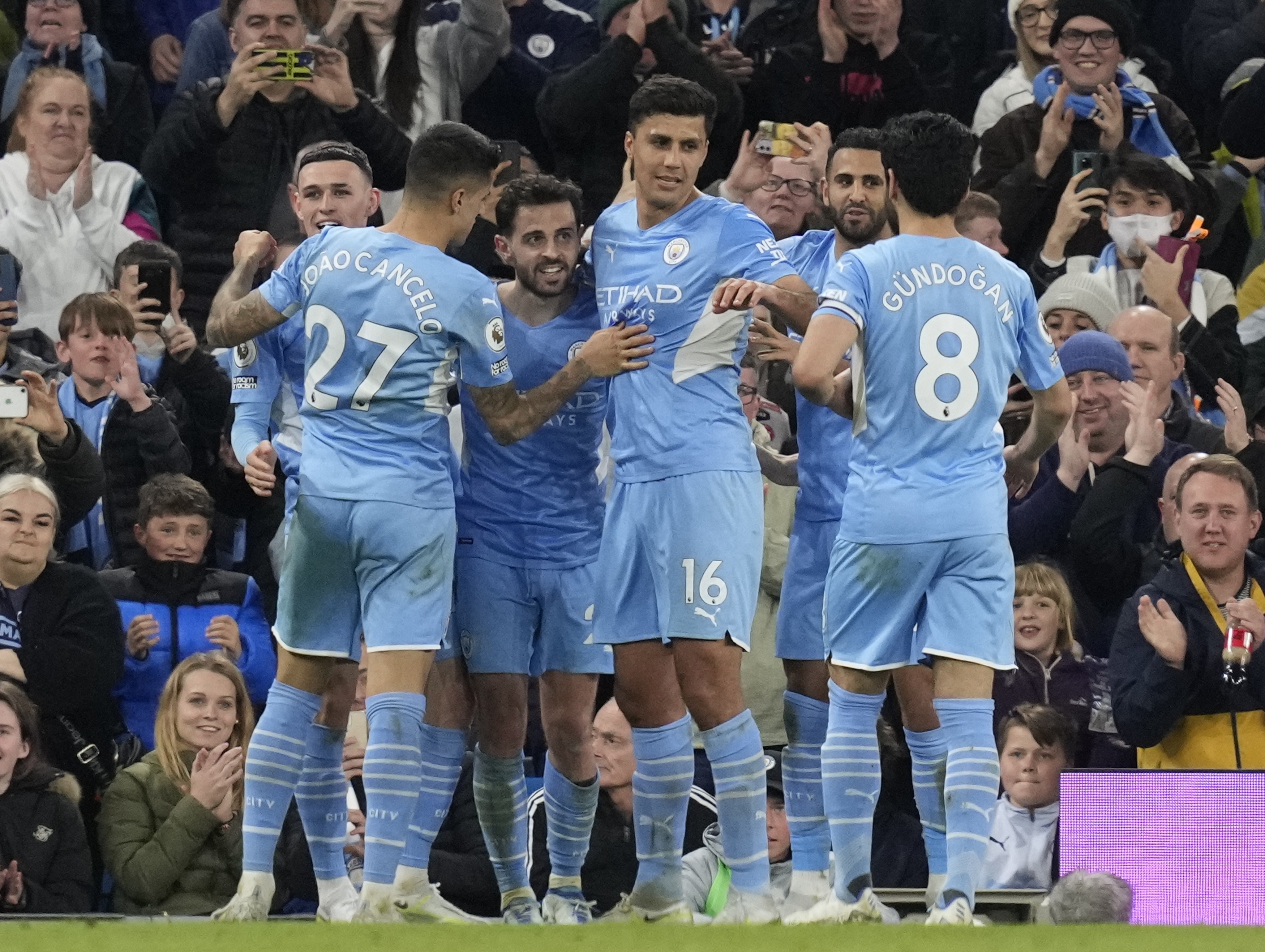 Manchester City sufrió, pero ganó y recuperó el liderato en la Premier League