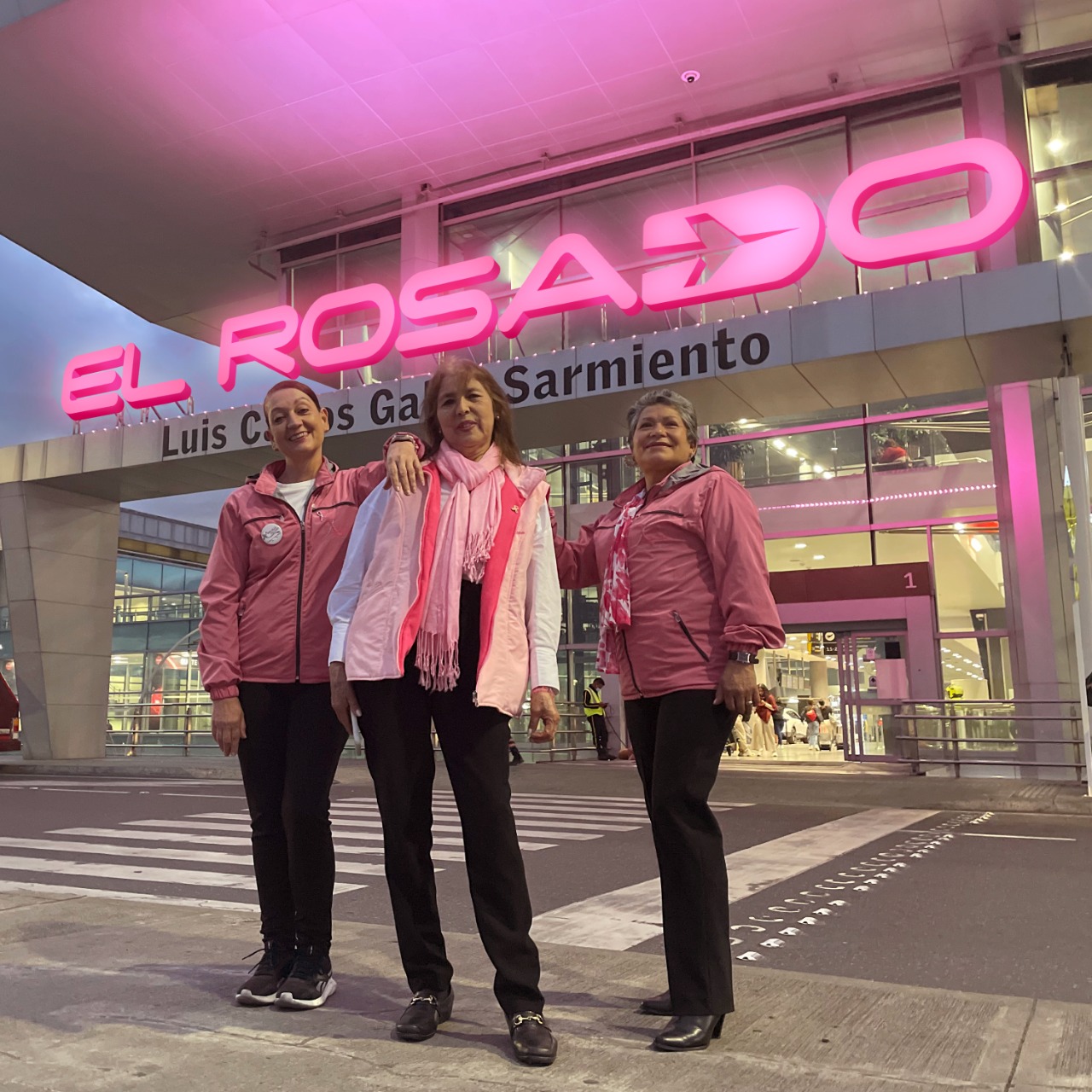 Aeropuerto El Dorado cambia a El Rosado, para concientizar sobre el cáncer de mama